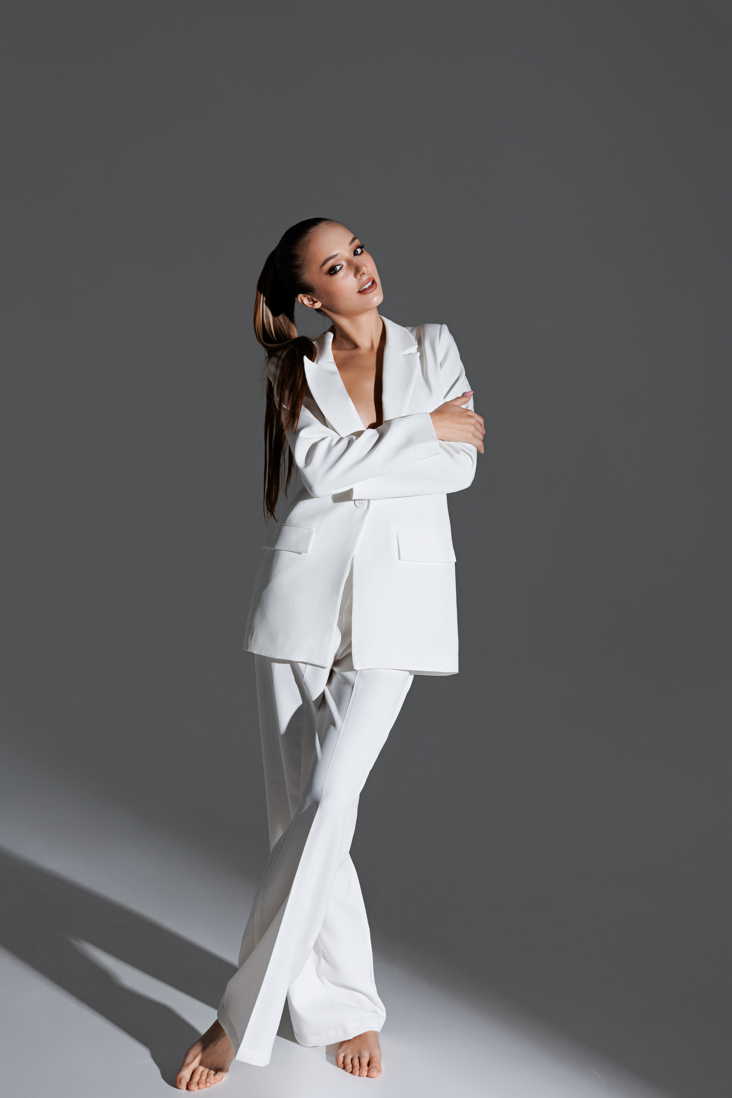 Брючный костюм . Пиджак оверсайз , брюки палаццо . Цвет - белый . Размер 44