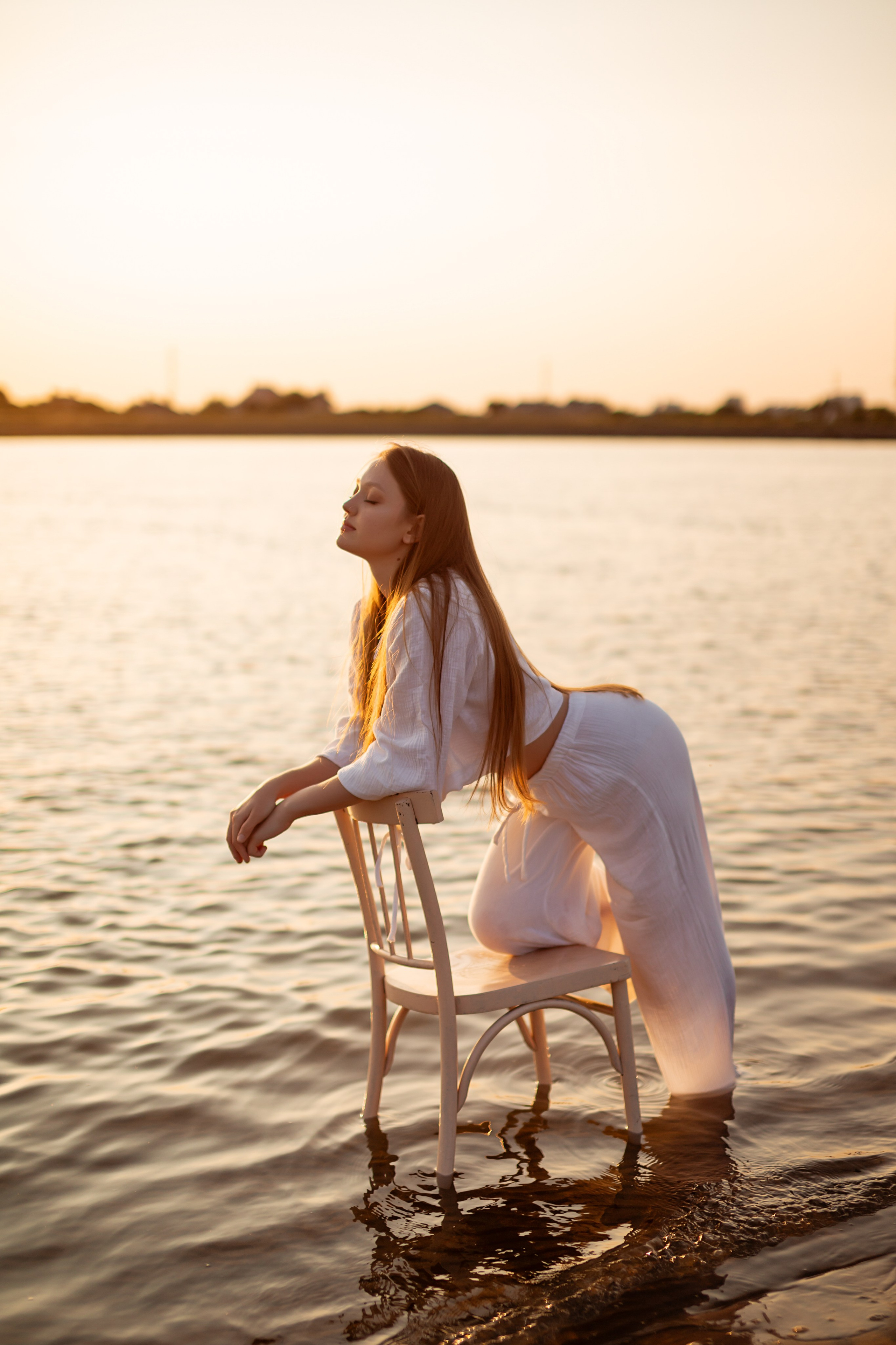 У воды. Https://malovafoto.ru