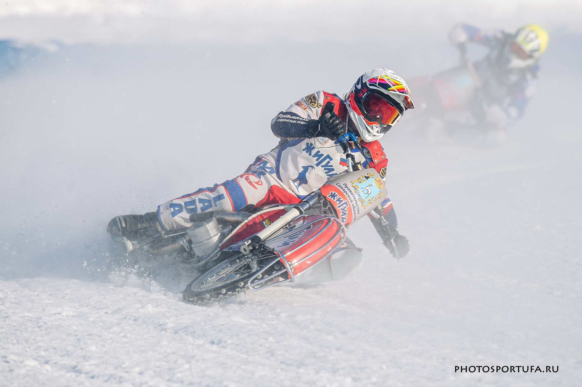 Мотогонку на льду. Спортивный фотограф в Уфе Евгений Буров