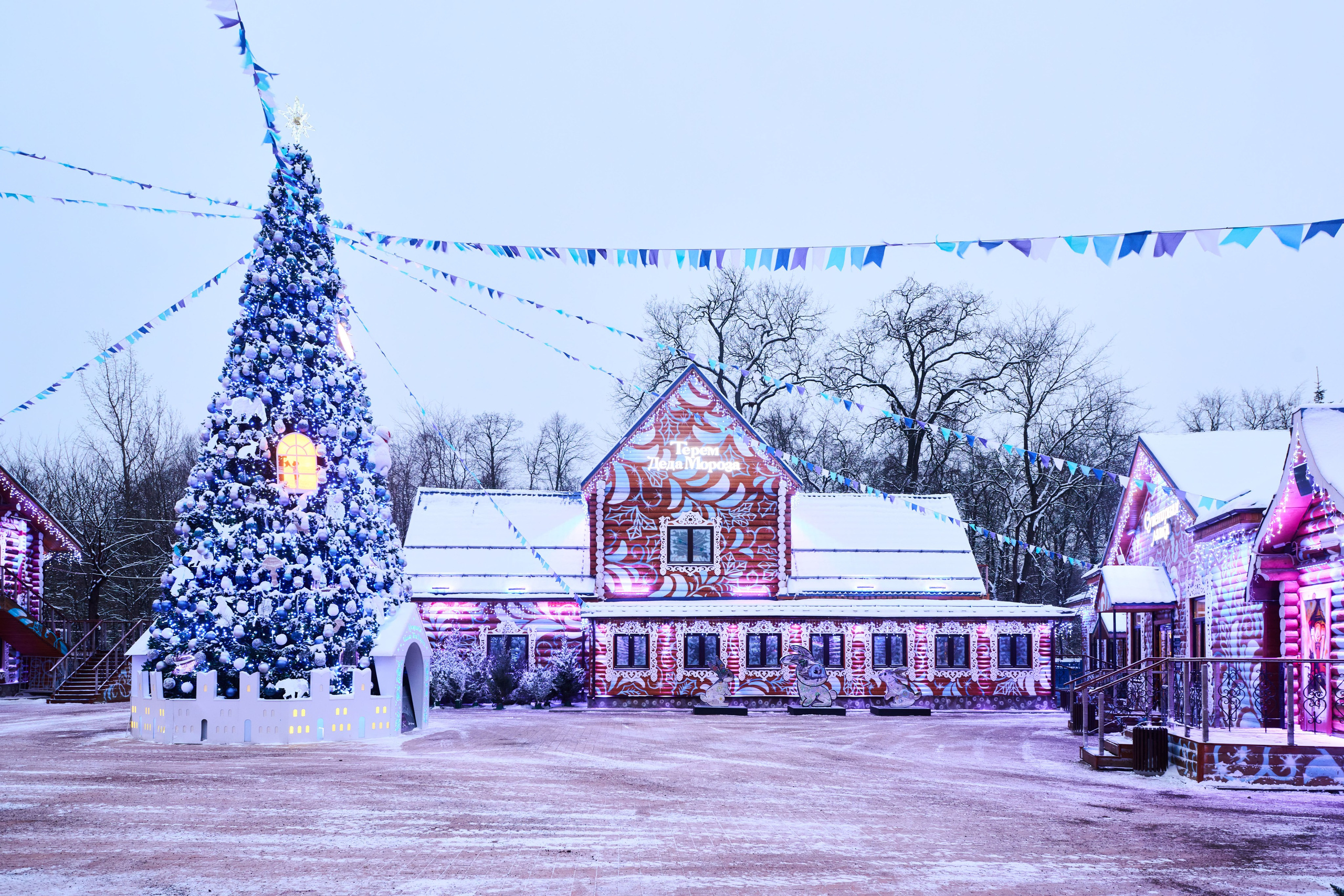 Терема Усадьбы Деда Мороза вечером. Никита Хохловский фото и видео продакшн