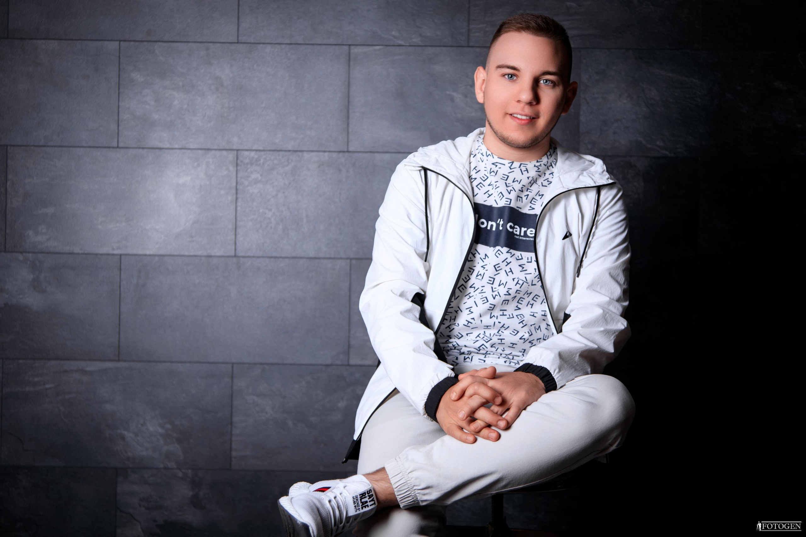 Профессиональная мужская фотосессия в Fotogen: Ваша история в кадре. Интерьерная фотостудия FOTOGEN г. Краснодар