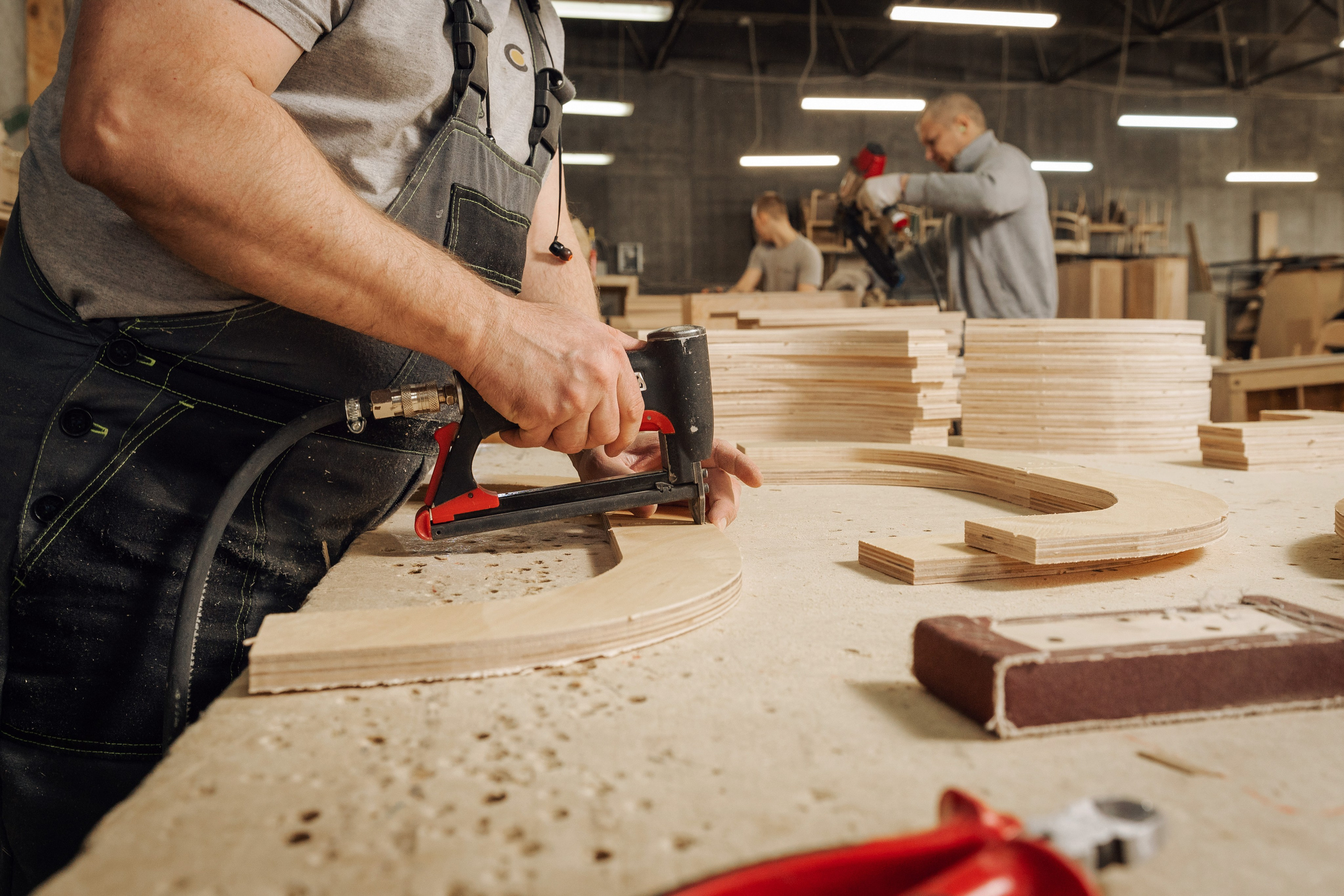 Сборочный цех караса мебели, крупным планом