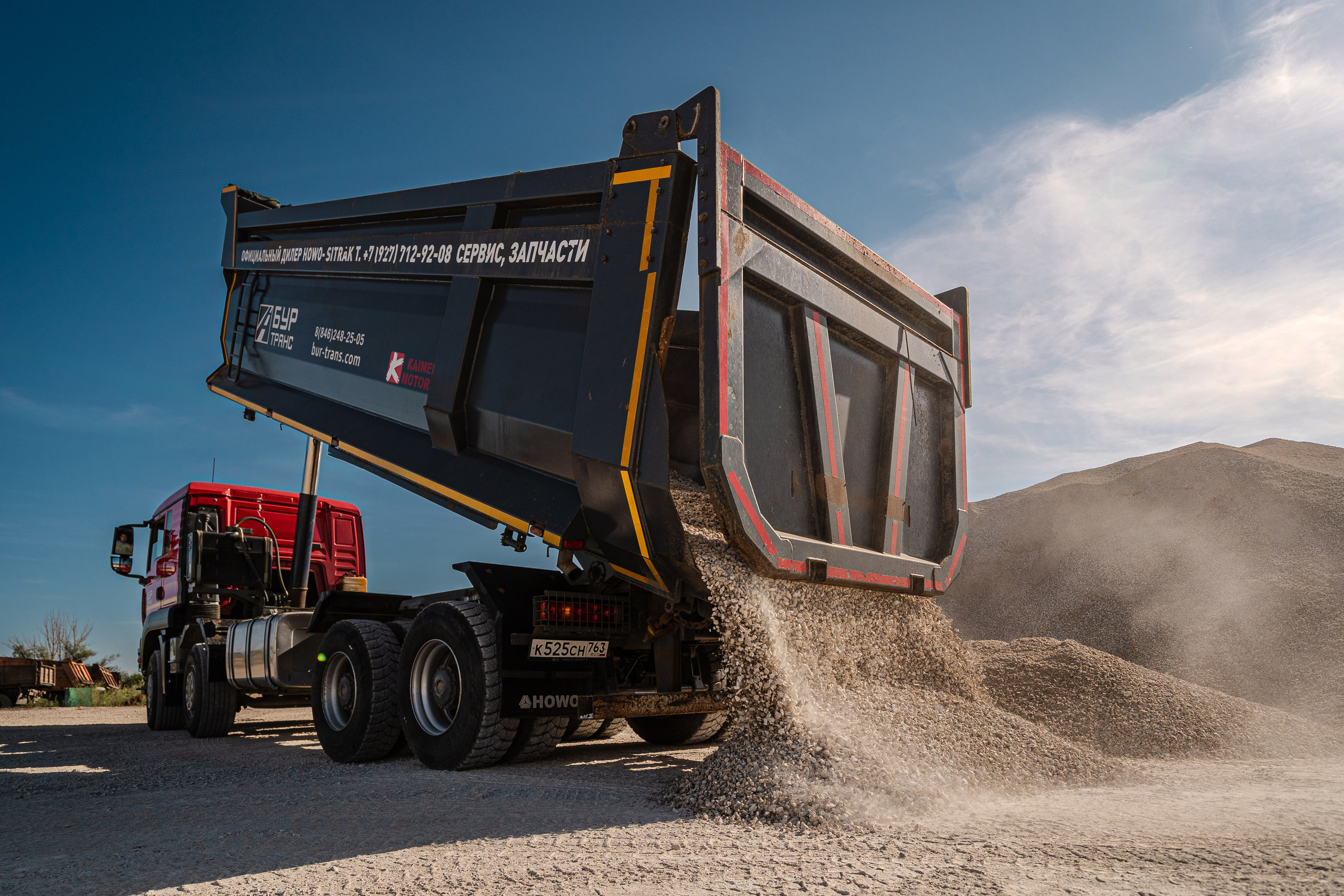 Разгрузка щебня на строительной площадке в Самаре 