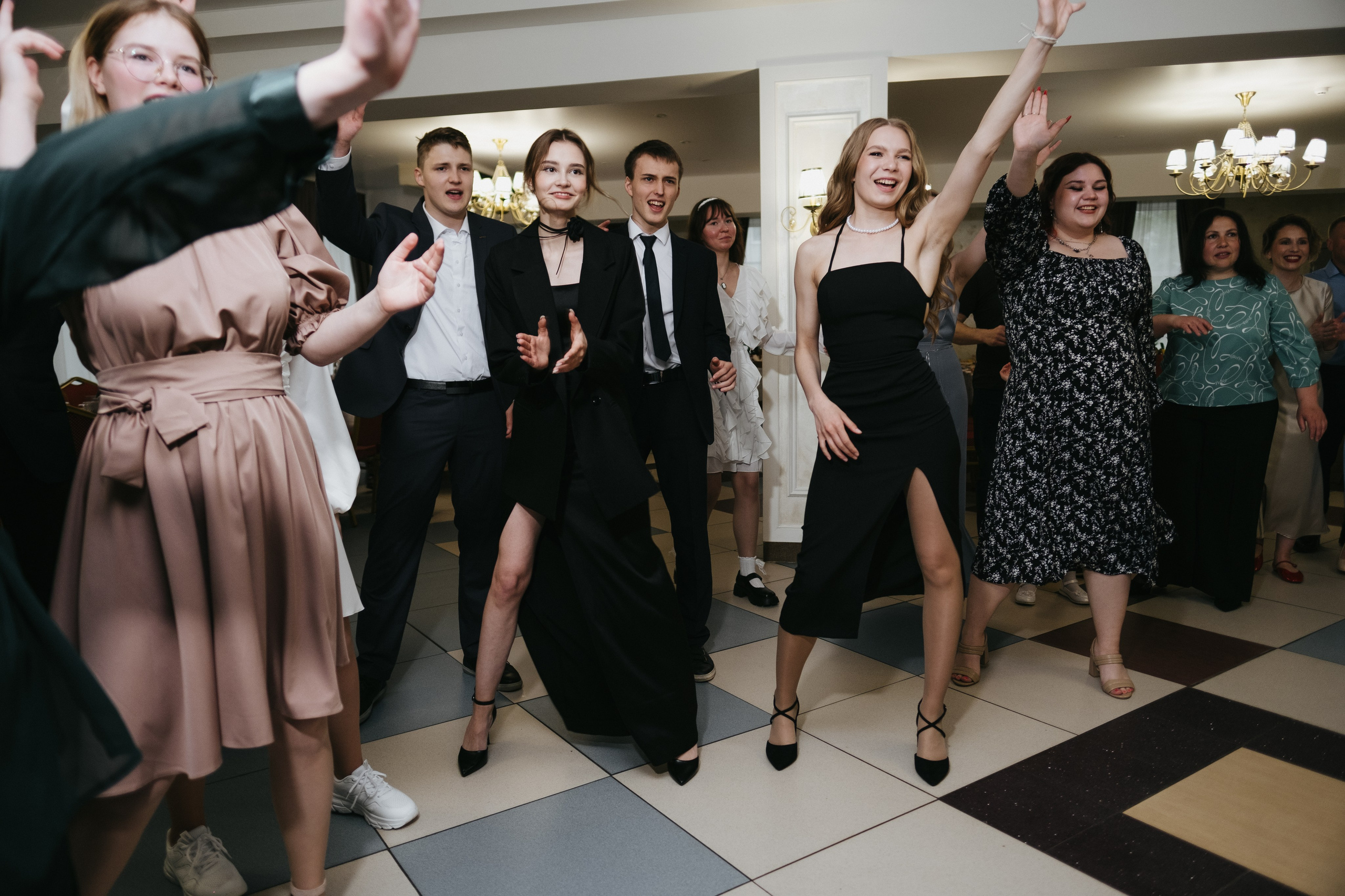 Выпускной 11 класс школы № 30. Свадебный и репортажной фотограф Денис Ожигин в Краснодаре и Краснодарском крае