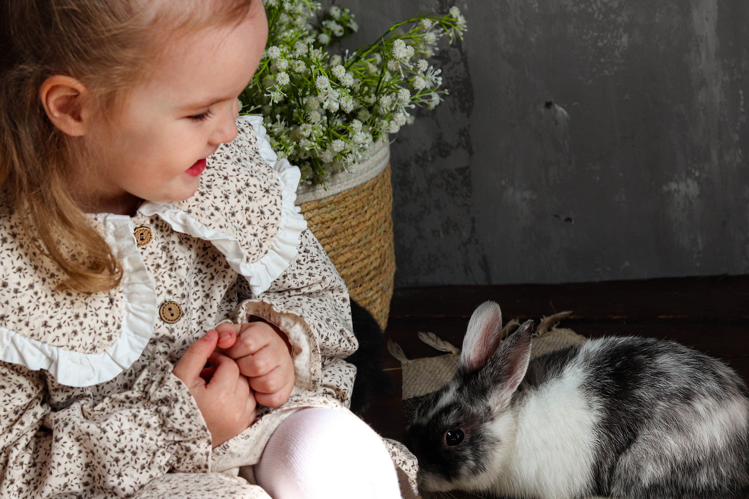 пасхальная фотосессия детская съёмка кролики яйца корзинки ферма