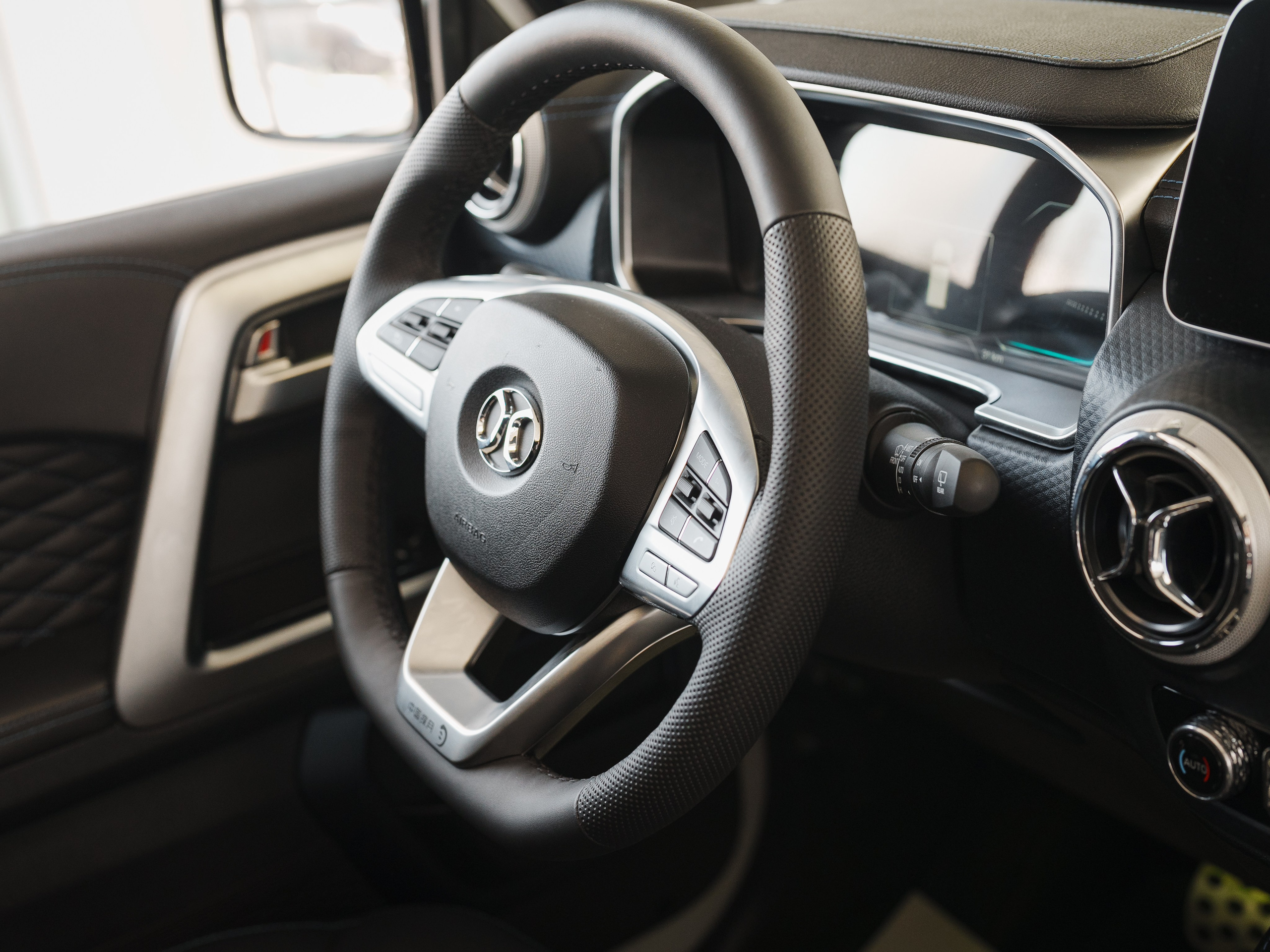 Автосалон «Боравто». Фотограф Олег Сотник