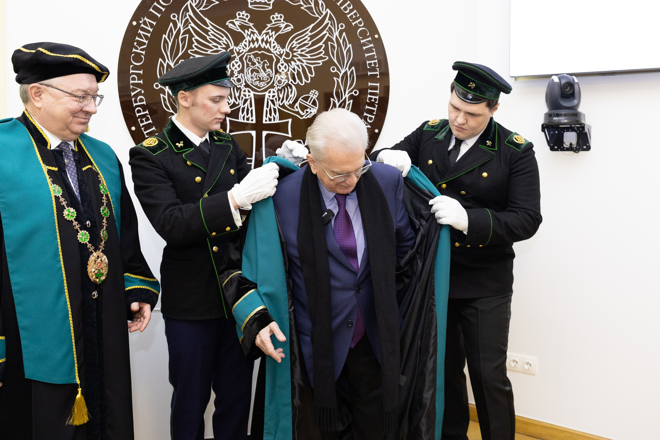 Вручения Мантия Почётного доктора директору Эрмитажа Михаилу Пиотровскому. Cup of Bib