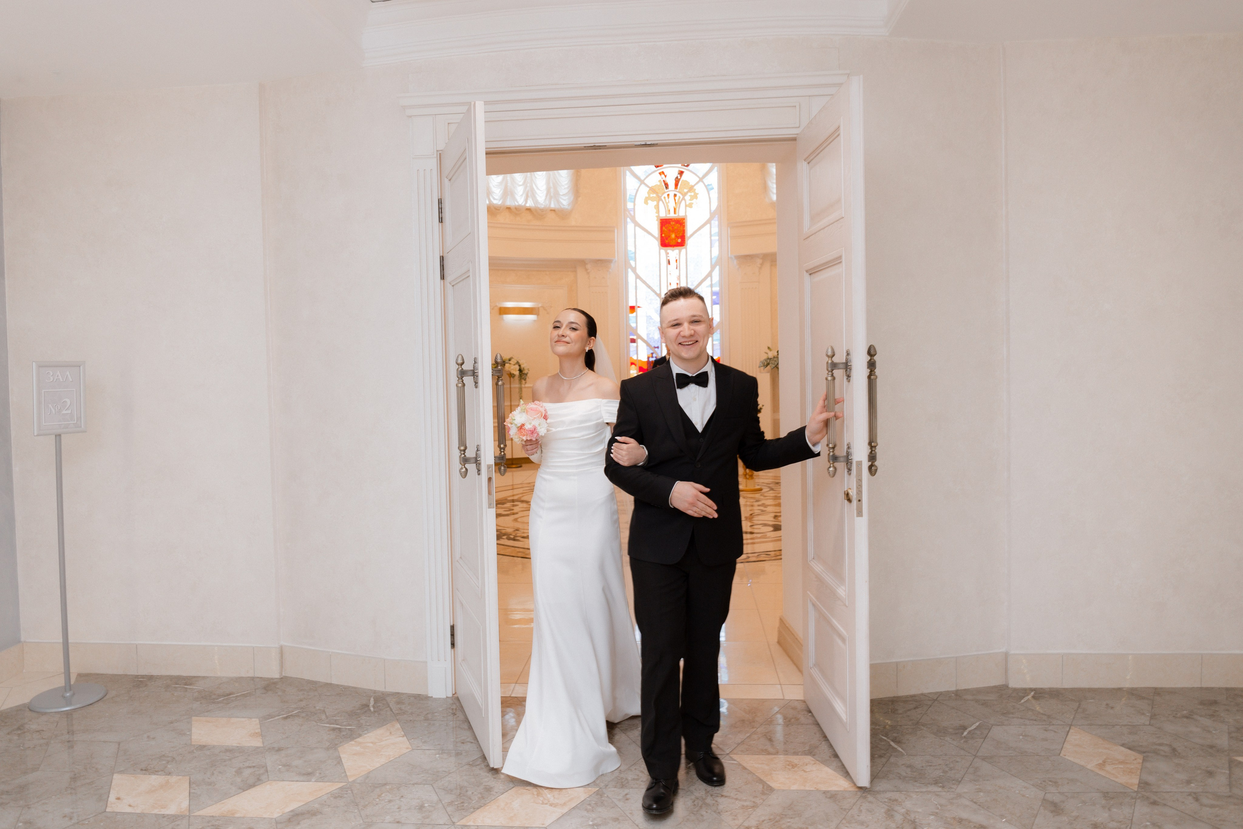 Гайд-путеводитель по Центральному ЗАГСу. Свадебный и портретный фотограф в Новосибирске Любовь Исакова