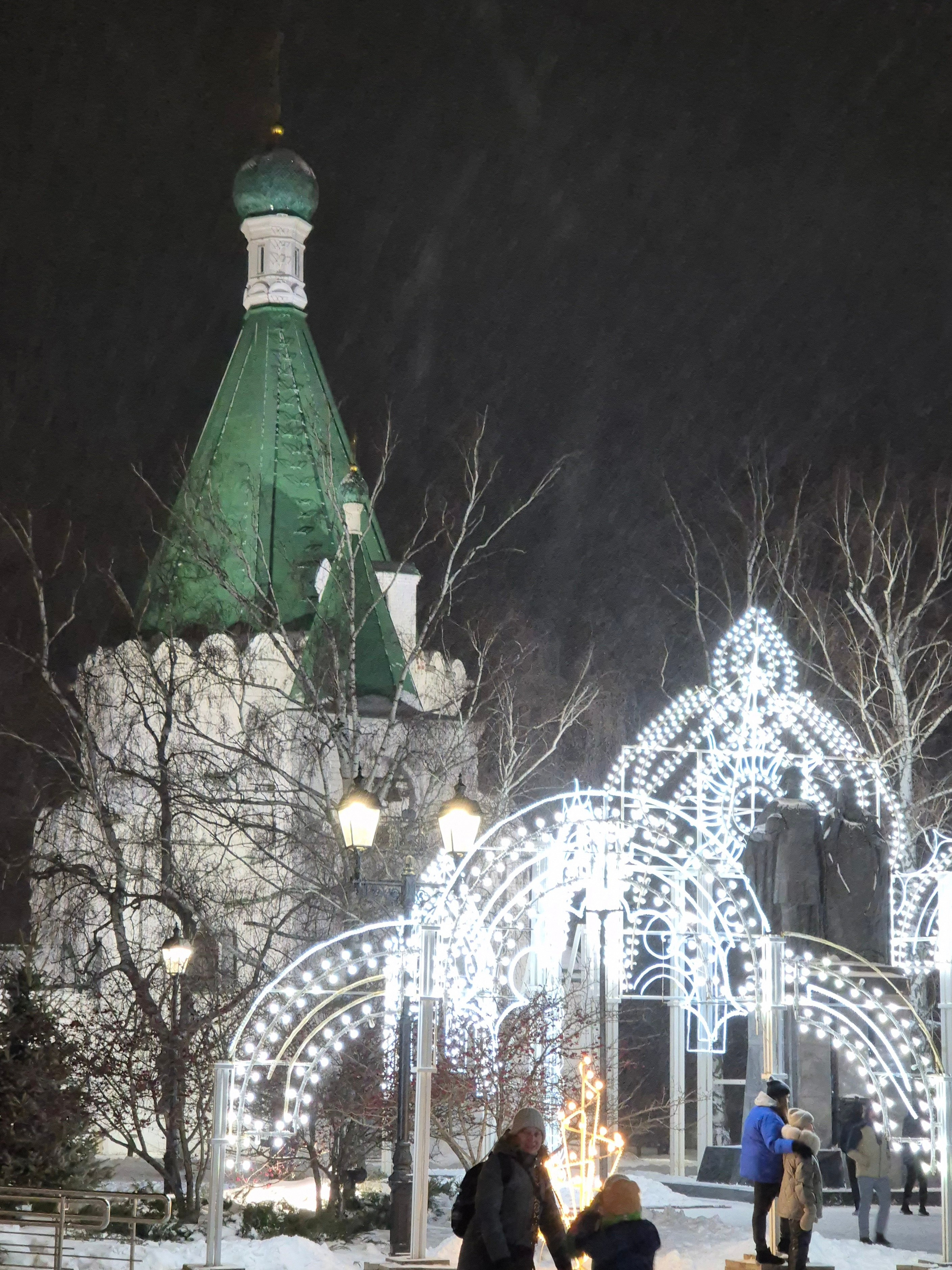 В храме покоится прах Кузьмы Минина. Петр I отмечал свое 50-летие в Нижнем Новгороде. Зайдя в храм, поклонился гробу Кузьмы Минина и назвал его освободителем и спасителем земли Русской. 