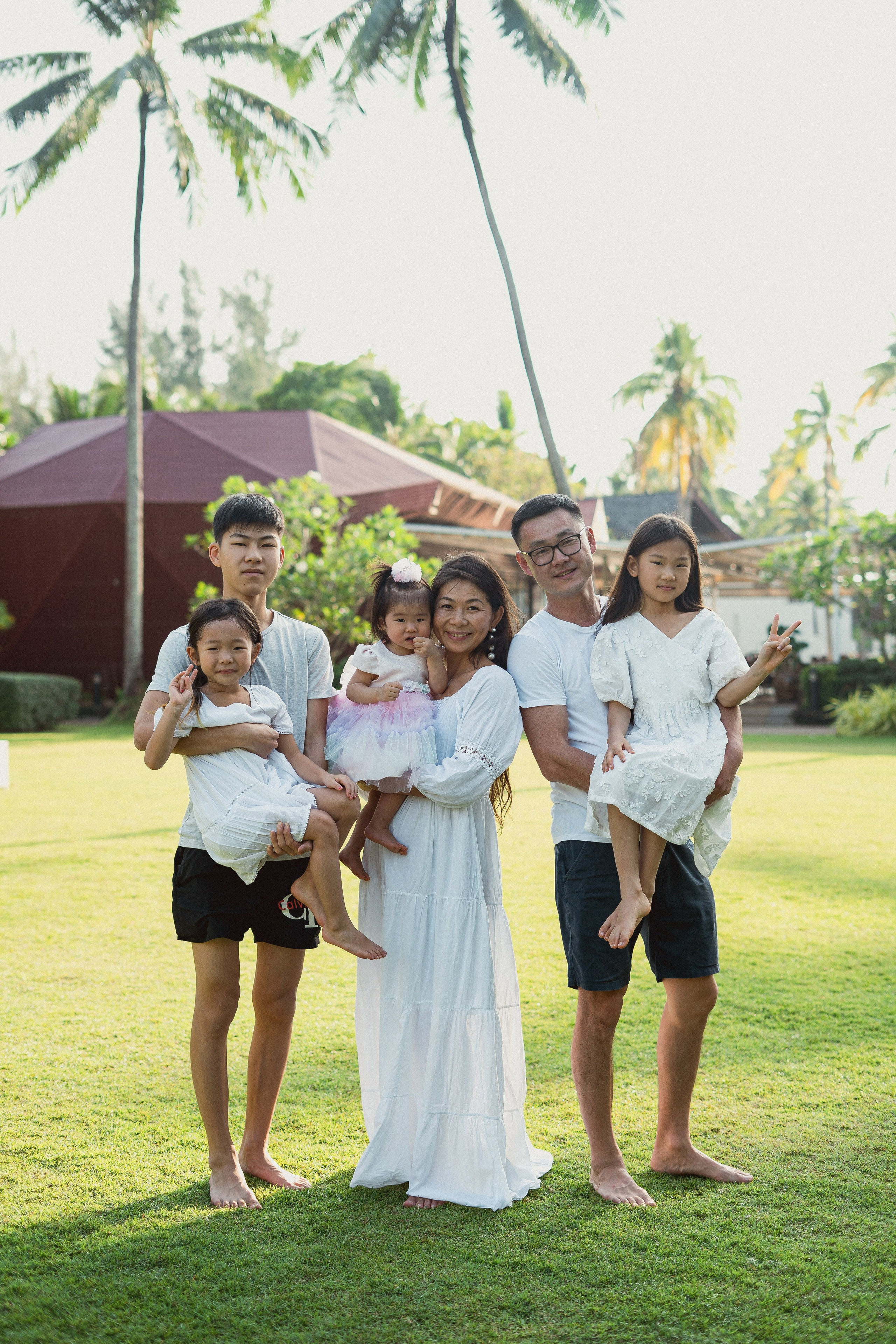 Семейная фотосъёмка на Пхукете – тепло, искренность и любовь вашей семьи на фотографиях. Ян Долматов — фотограф, видеограф и продюсер на Пхукете, Таиланд