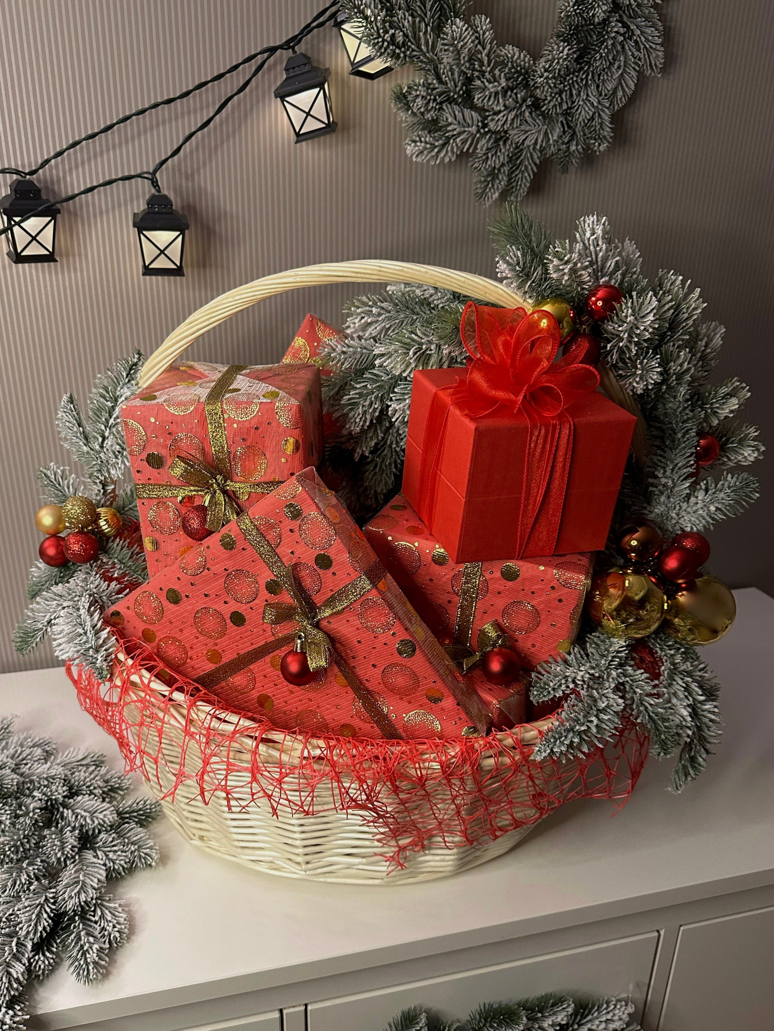 Новогодняя корзина. Студия подарочных наборов «Владия»