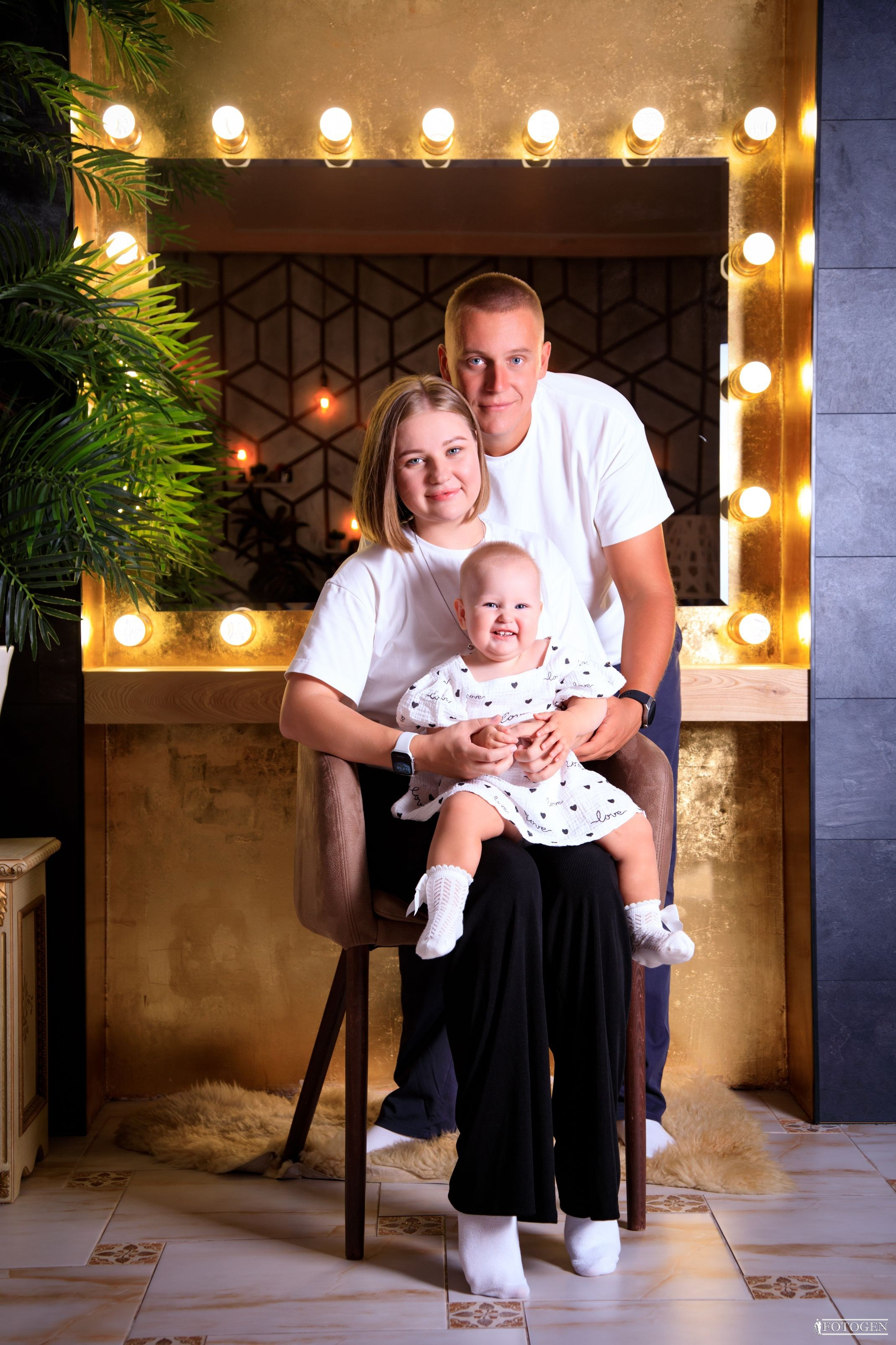 Семейная фотосессия: мама, папа и малыш | Портфолио Fotogen. Интерьерная фотостудия FOTOGEN г. Краснодар