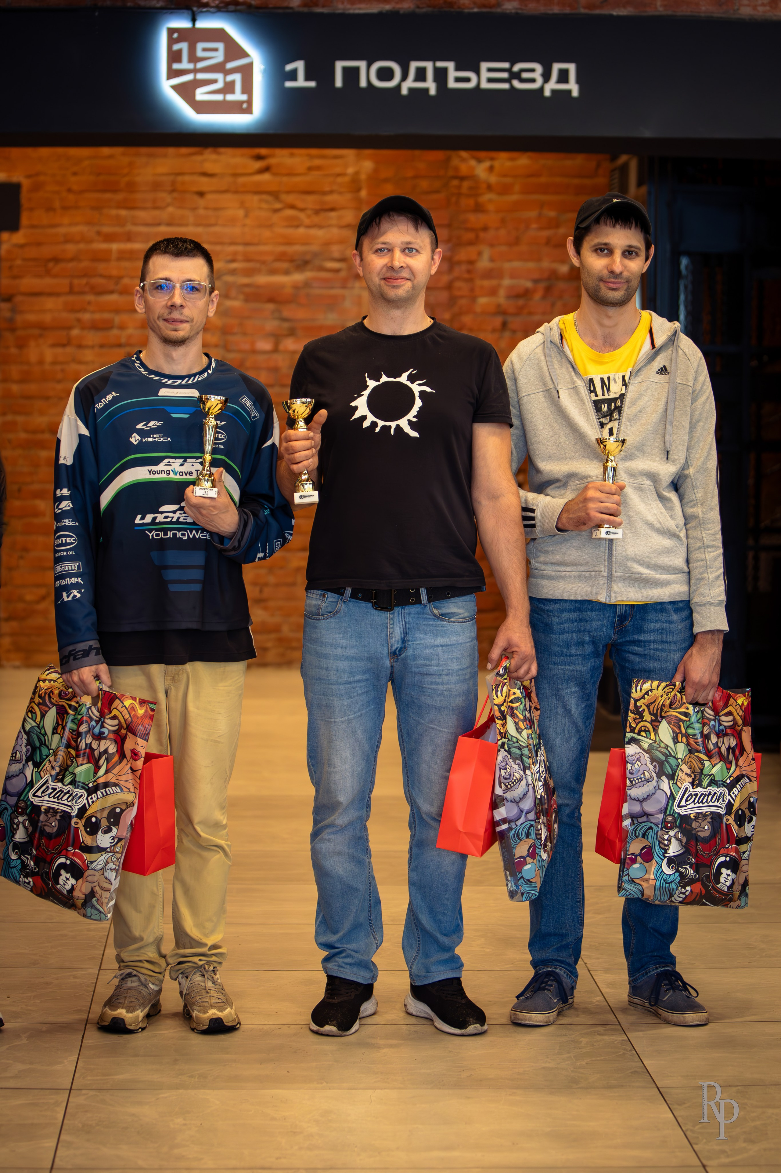 SHOWDOWN. Rusty Photographer