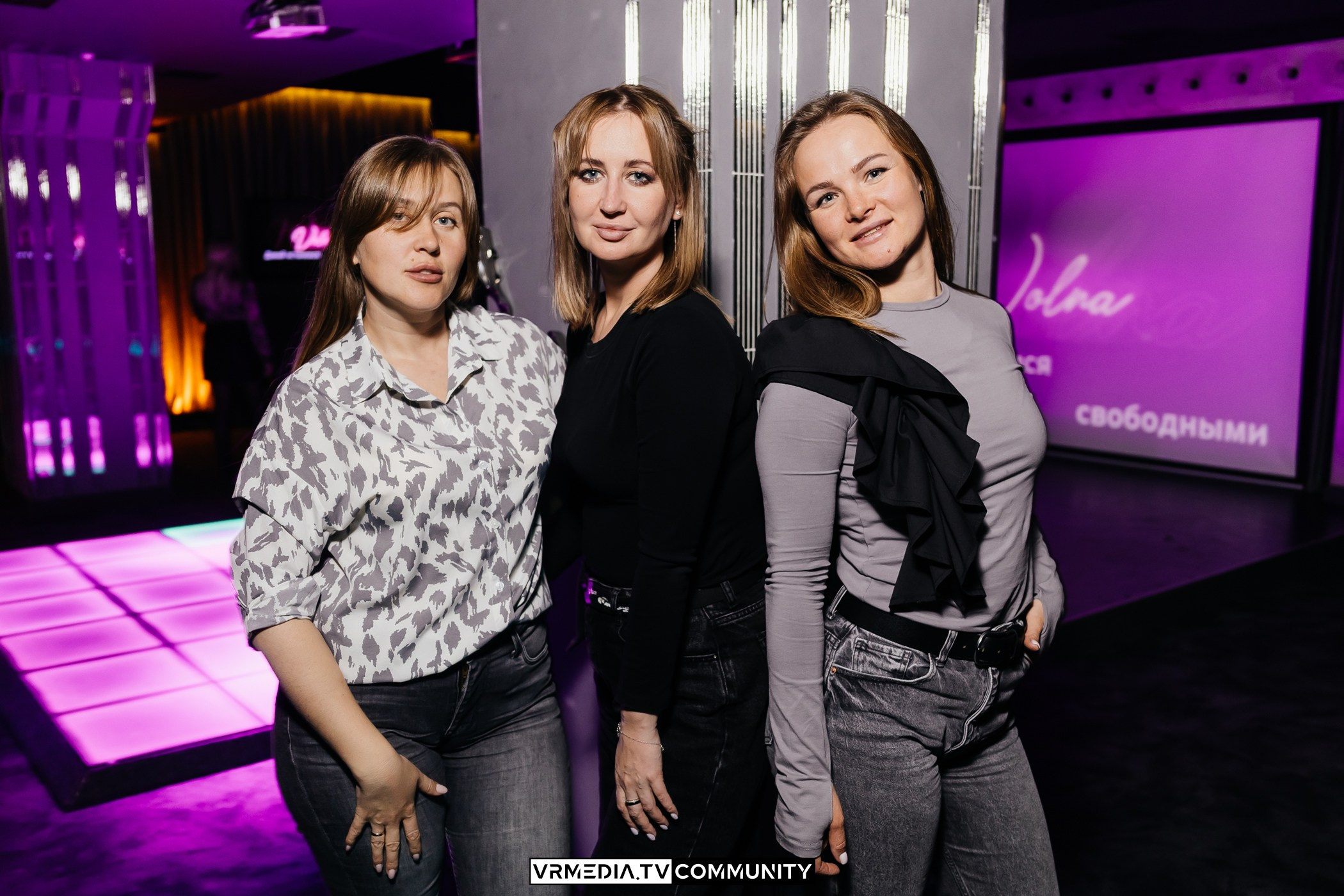 Караоке-бар «Volna»: Мир, труд, май, запевай