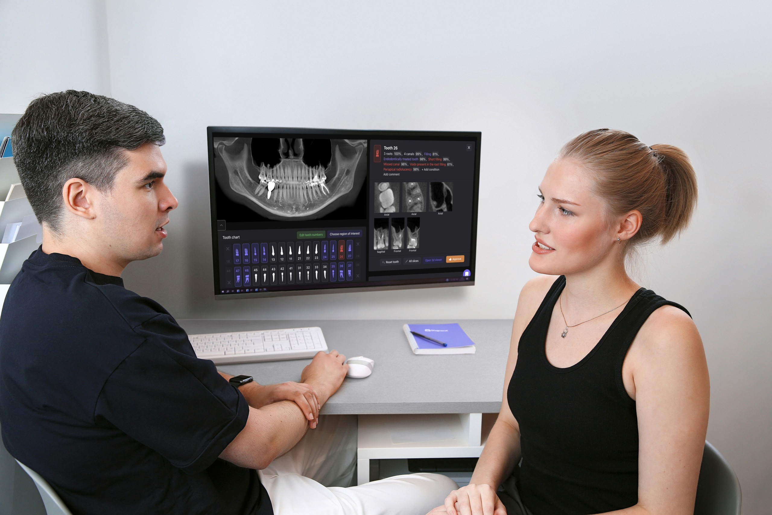 Врач стоматолог и пациент обсуждают план лечения с помощью ИИ Diagnocat. 