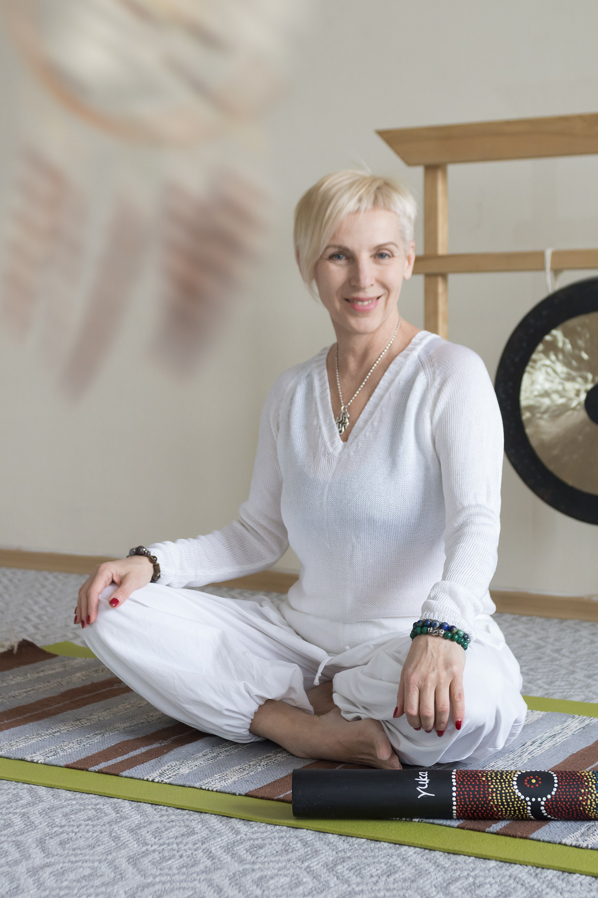 Преподаватель кундалини йоги в Хабаровске, женщина средних лет в белой одежде.