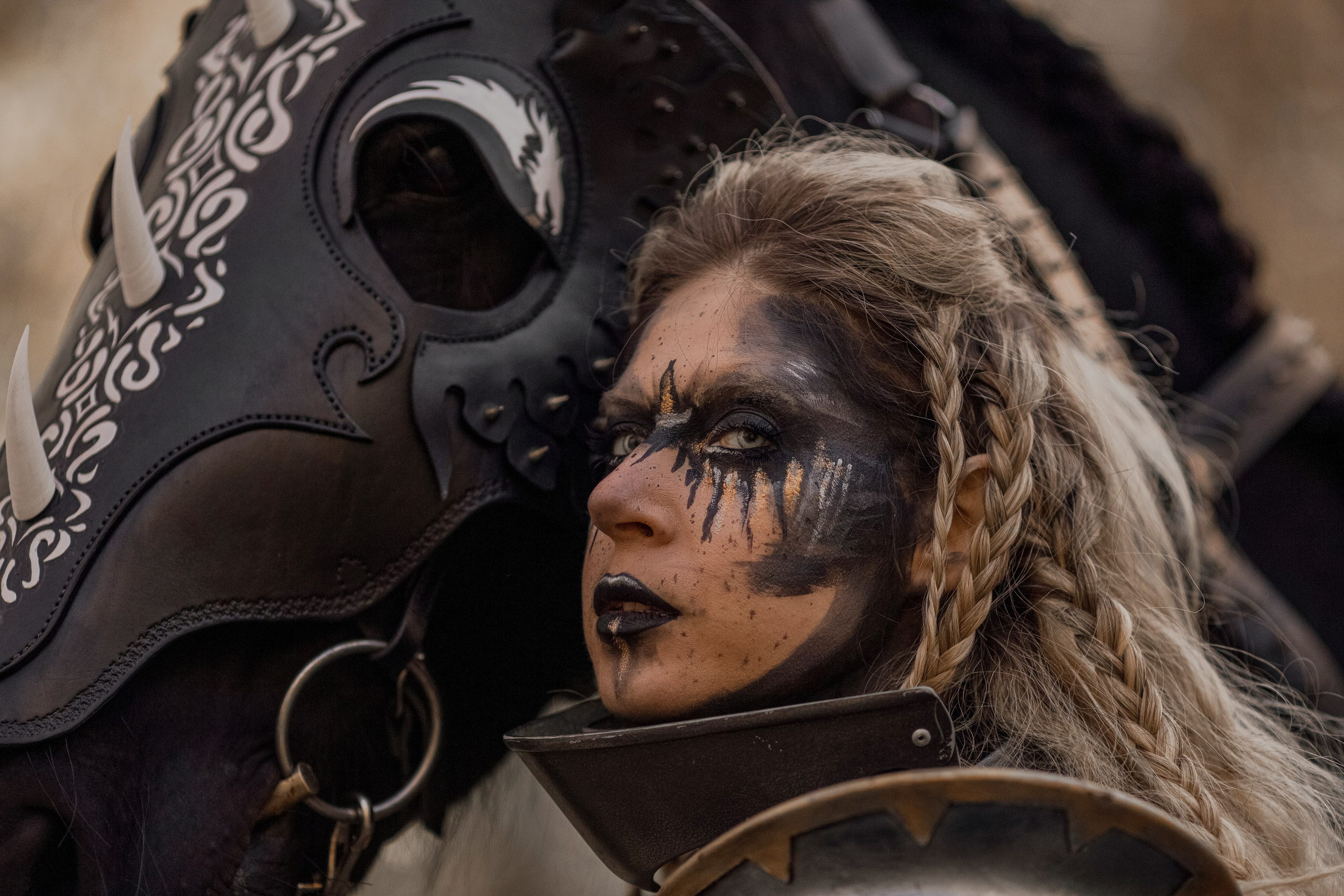 Фотосессия в рыцарских доспехах с лошадью