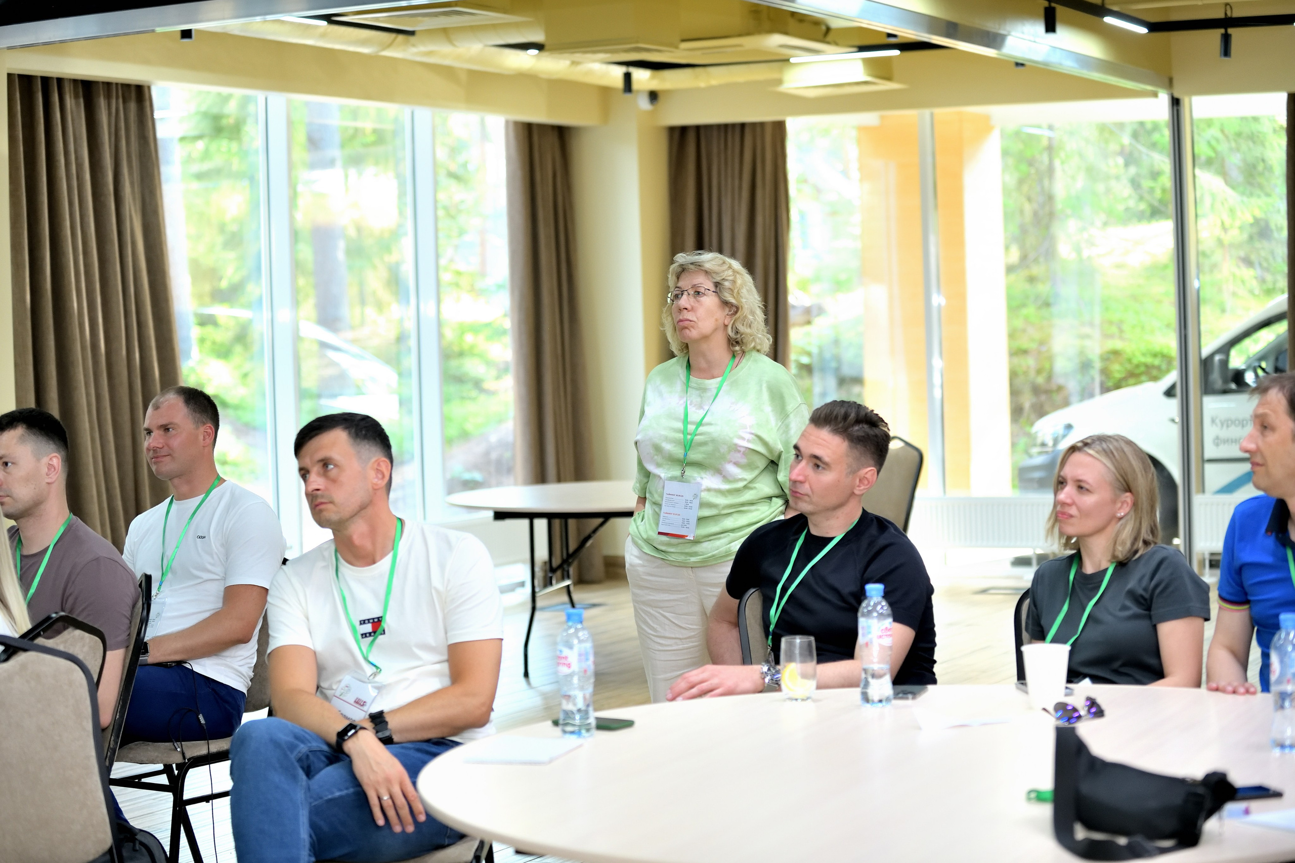 "Дискуссия на корпоративном мероприятии на берегу Финского залива".