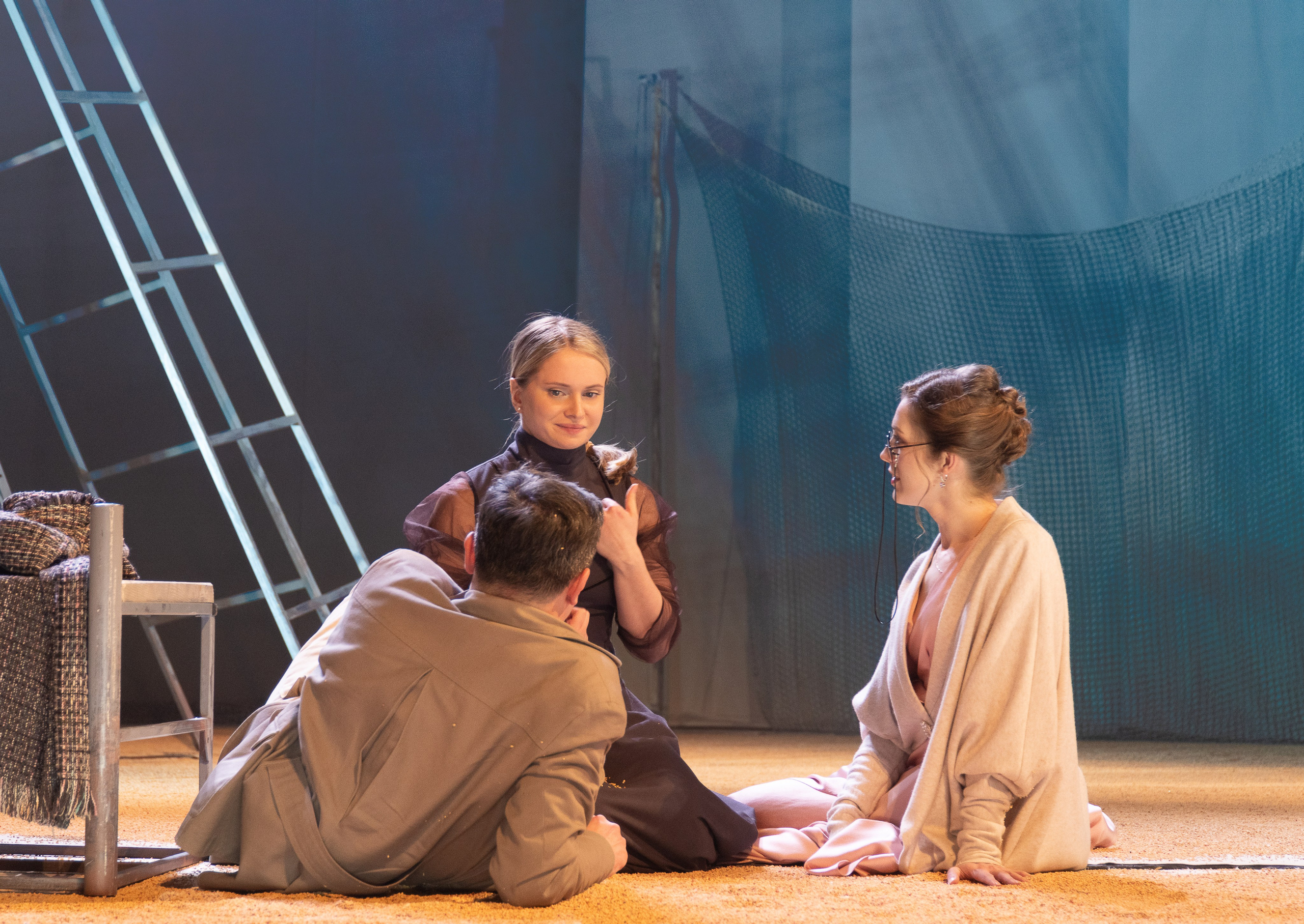 Эмоциональный момент объятий на сцене спектакля. Спектакль "Дети Солнца", Самарский академический драматический театр.