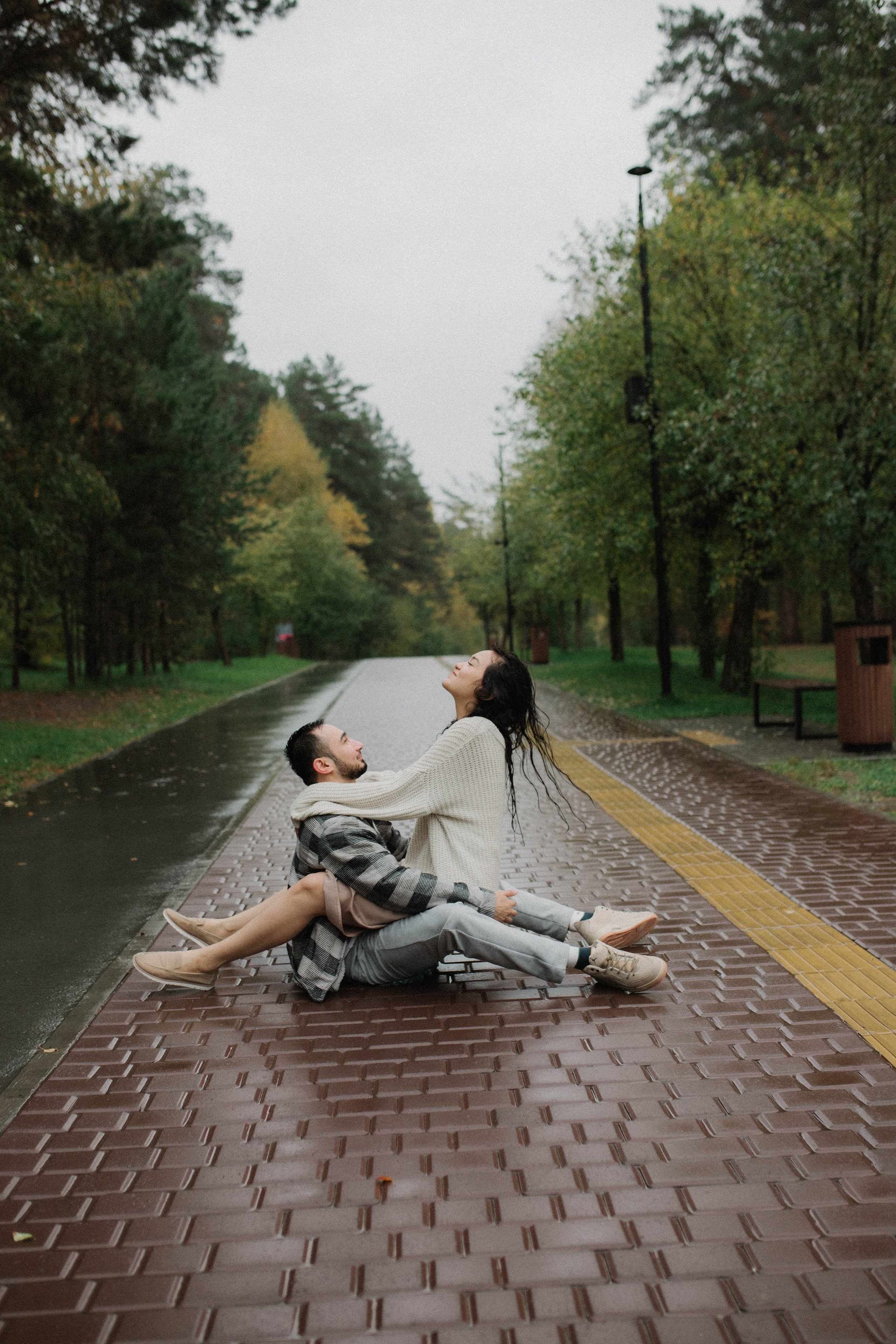 Бегать по сентябрьским лужам вдвоём. Свадебный фотограф Новосибирск