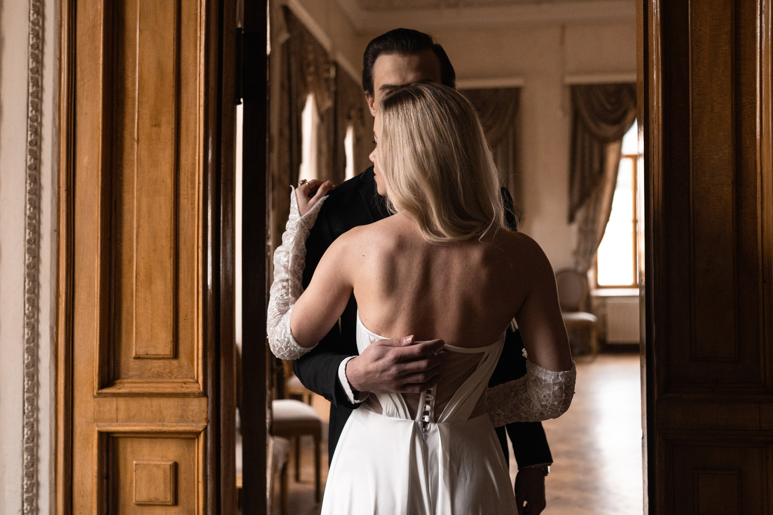 Свадебная фотосессия в Пушкинской библиотеке. Свадебный фотограф в Москве Анна Полушина