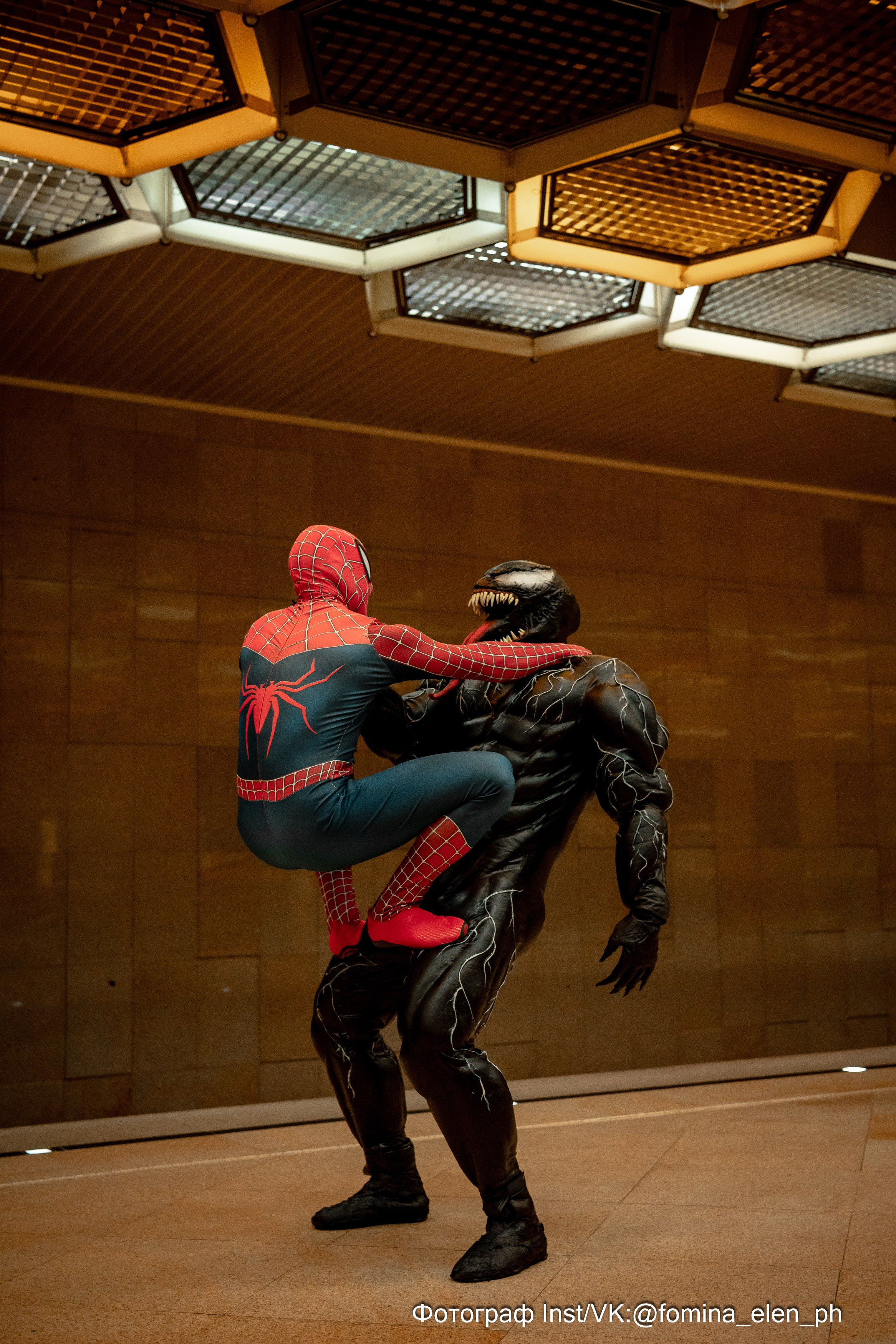 Человек паук и Веном в метро ЕКБ. Фомина Елена Свадебный и семейный фотограф