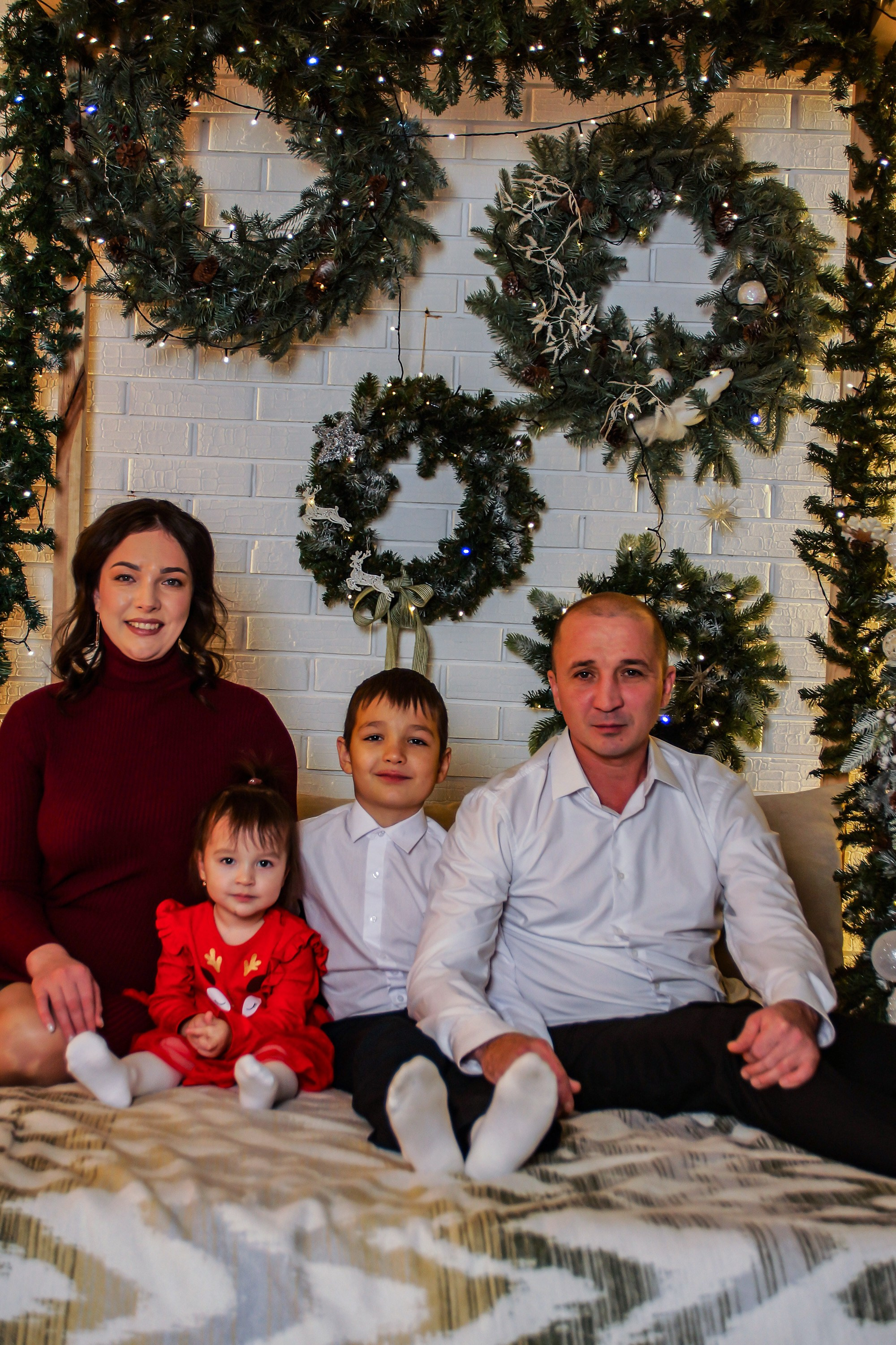 Студия (новогодняя семейная). Разноплановый фотограф в Москве