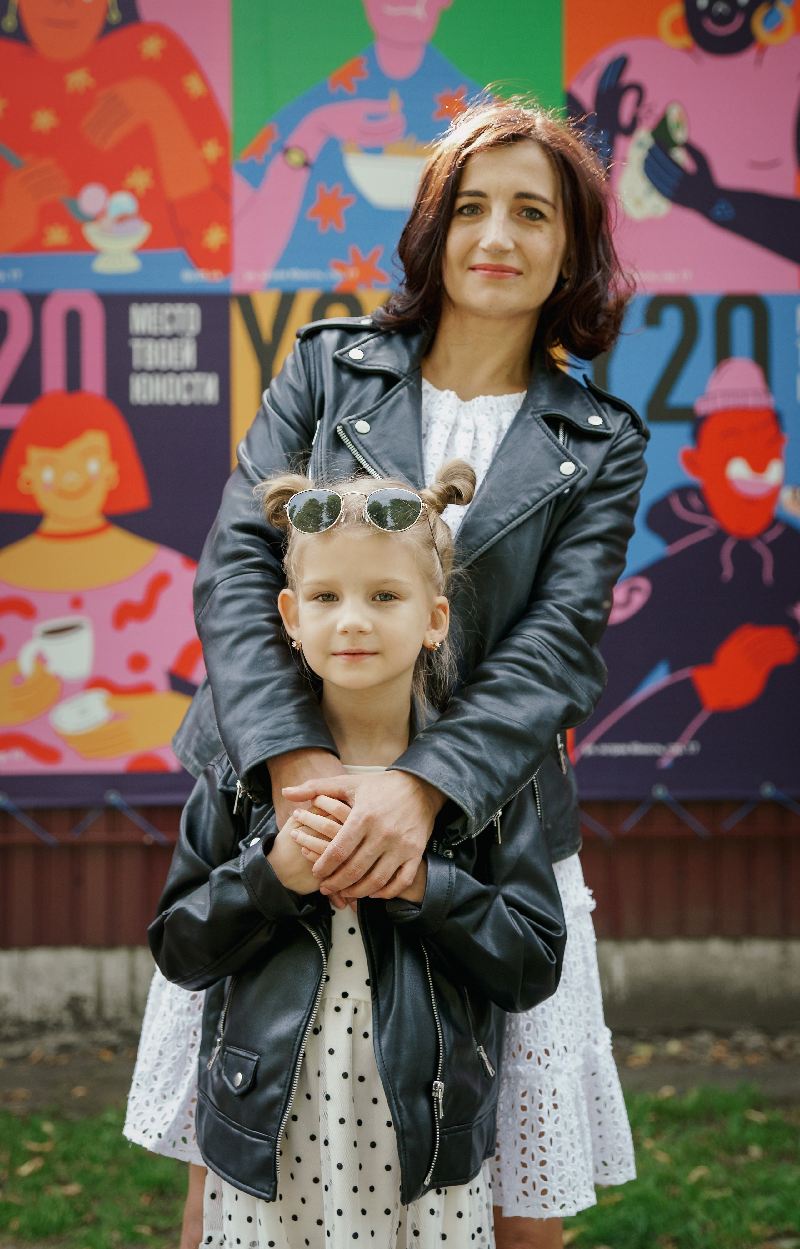 Детская фотосессия летом - девочка с мамой в кожаных куртках