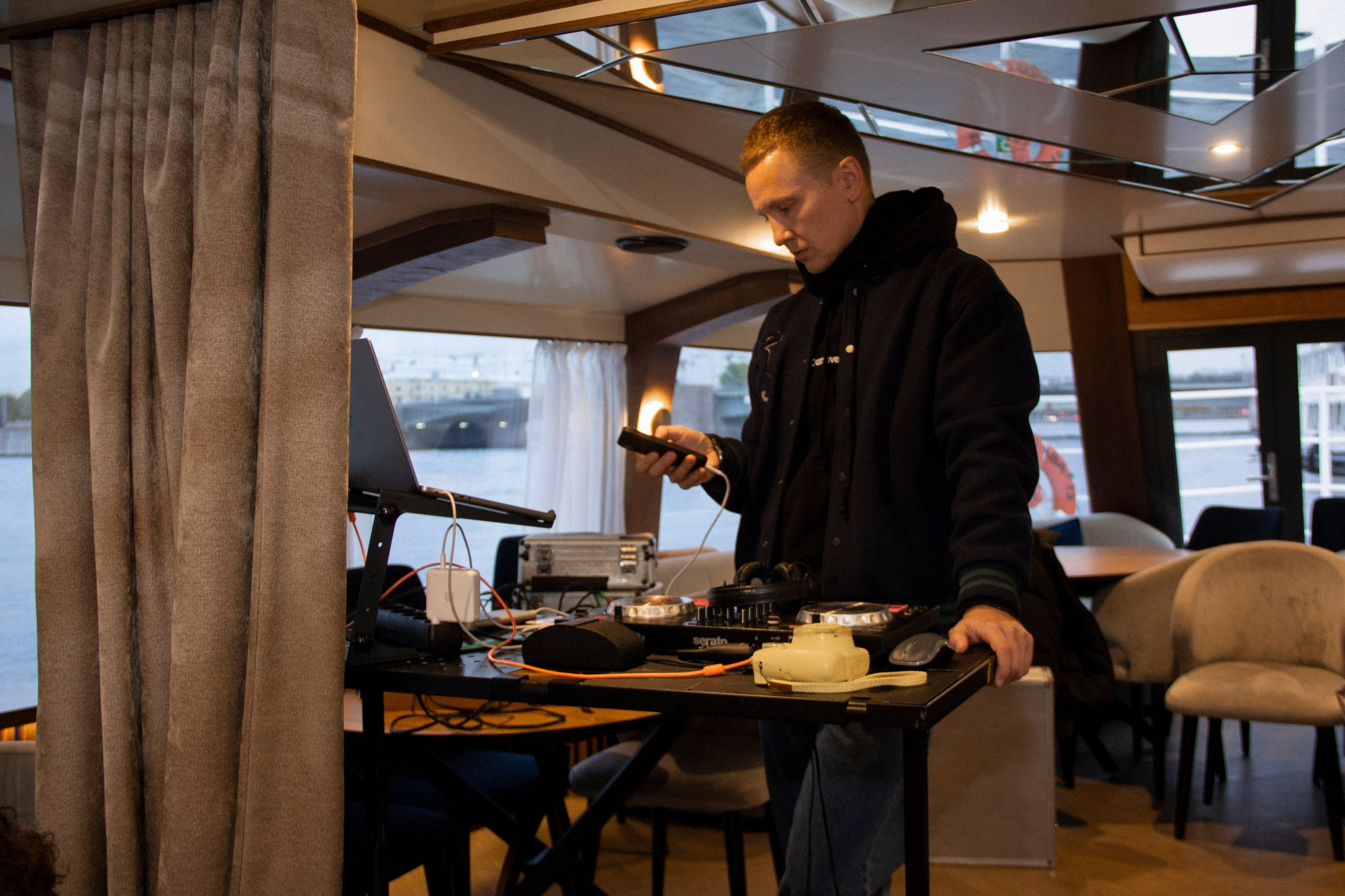 Съемка для сайта аренды катеров в Санкт-Петербурге, подготовка к свадебной прогулке по рекам и каналам. Фотограф в Санкт-Петербурге Смирнова Диана