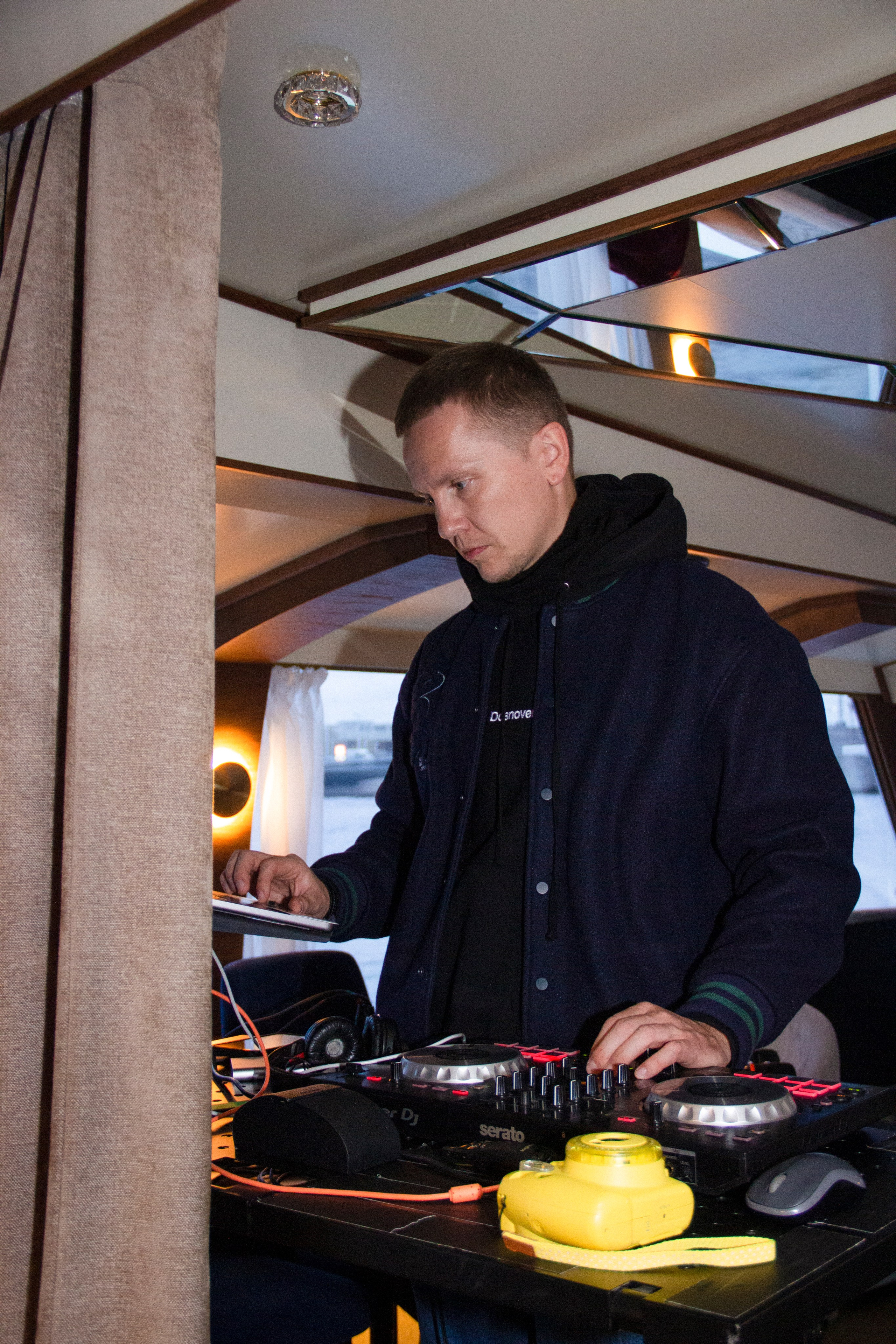 Съемка для сайта аренды катеров в Санкт-Петербурге, подготовка к свадебной прогулке по рекам и каналам. Фотограф в Санкт-Петербурге Смирнова Диана