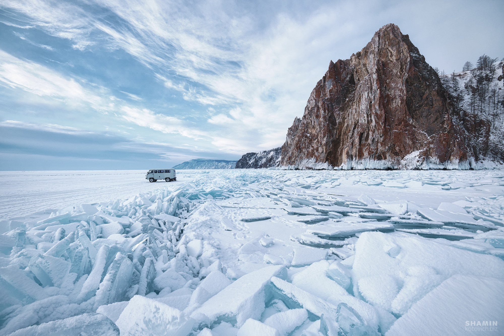 Байкал — пейзажная фотография Константина Шамина. Зимний лёд Байкала, трещины, отражения и прозрачная вода. Художественная и аэросъёмка озера Байкал.
