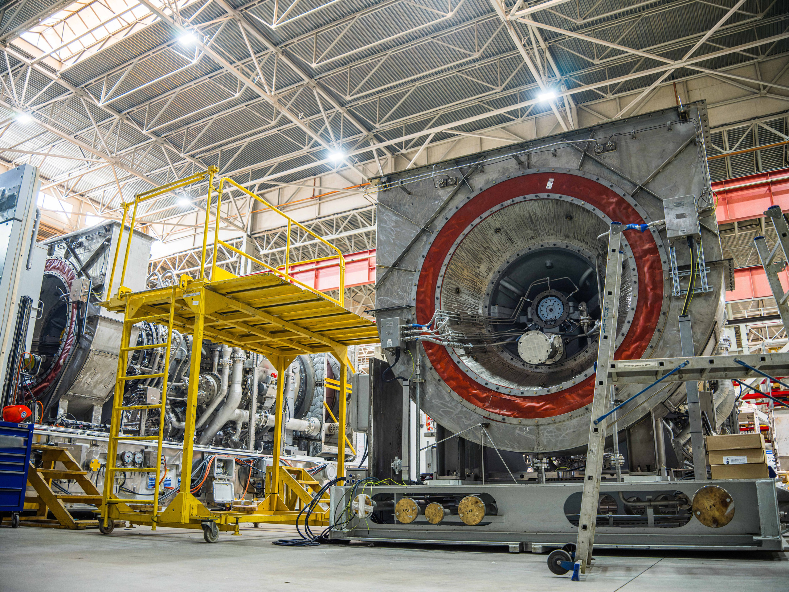 Снимаю для производственных компаний и&nbsp;промышленных предприятий. Выполняю промышленную фотосъёмку, съёмку заводов, фабрик, цехов, производственных площадок и&nbsp;технологических линий. Работаю с&nbsp;действующими производствами любого масштаба&nbsp;— от&nbsp;малого бизнеса и&nbsp;ИП&nbsp;до&nbsp;крупных предприятий федерального уровня. Выполняю фотосъемку процессов, оборудования, персонала и&nbsp;готовую продукцию в&nbsp;рабочей среде.