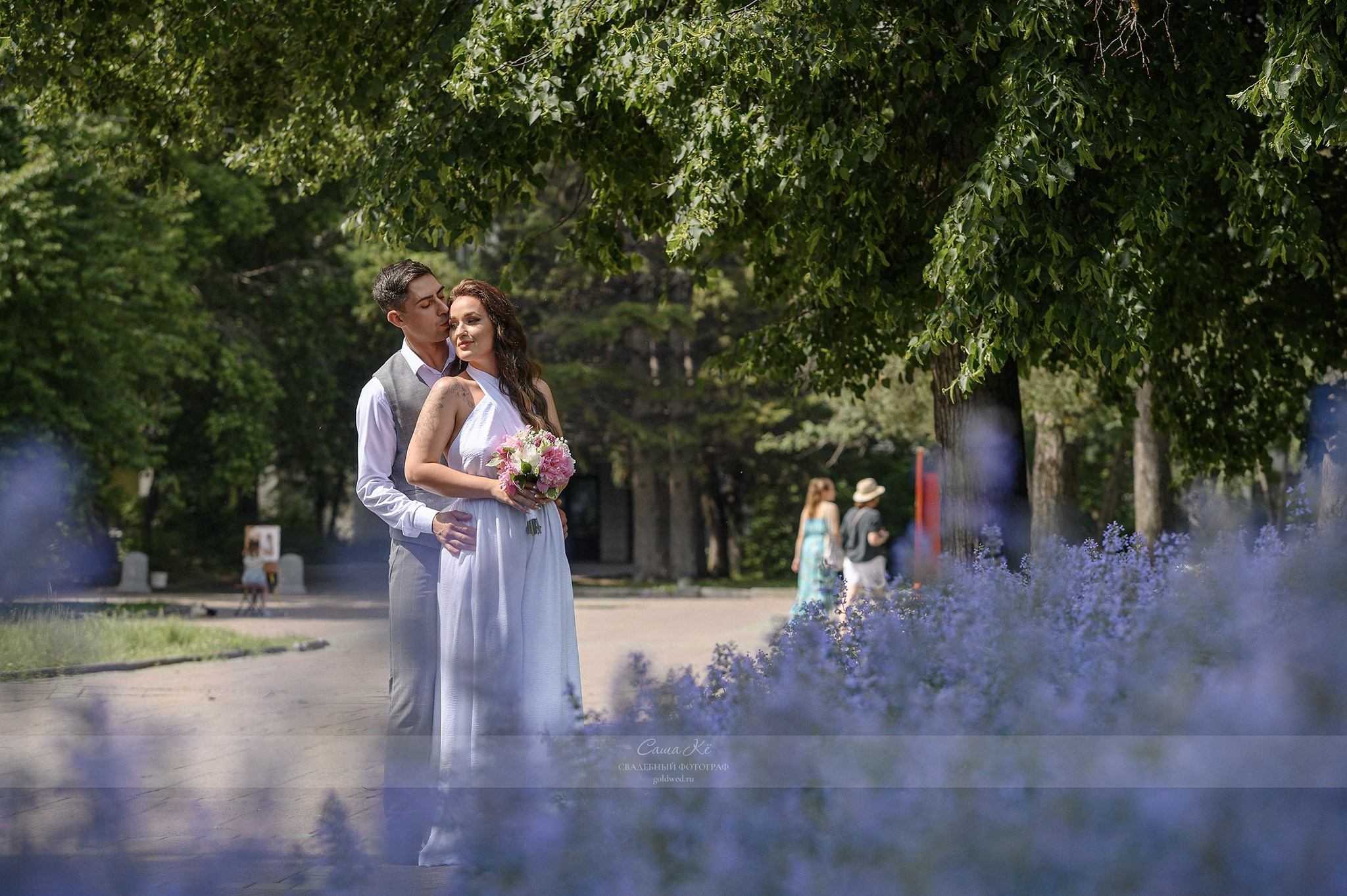 Свадебная фотосессия в Нарымском сквере Новосибирска. Свадебный и семейный, event фотограф, фоторепортаж в Новосибирске — Саша Кё