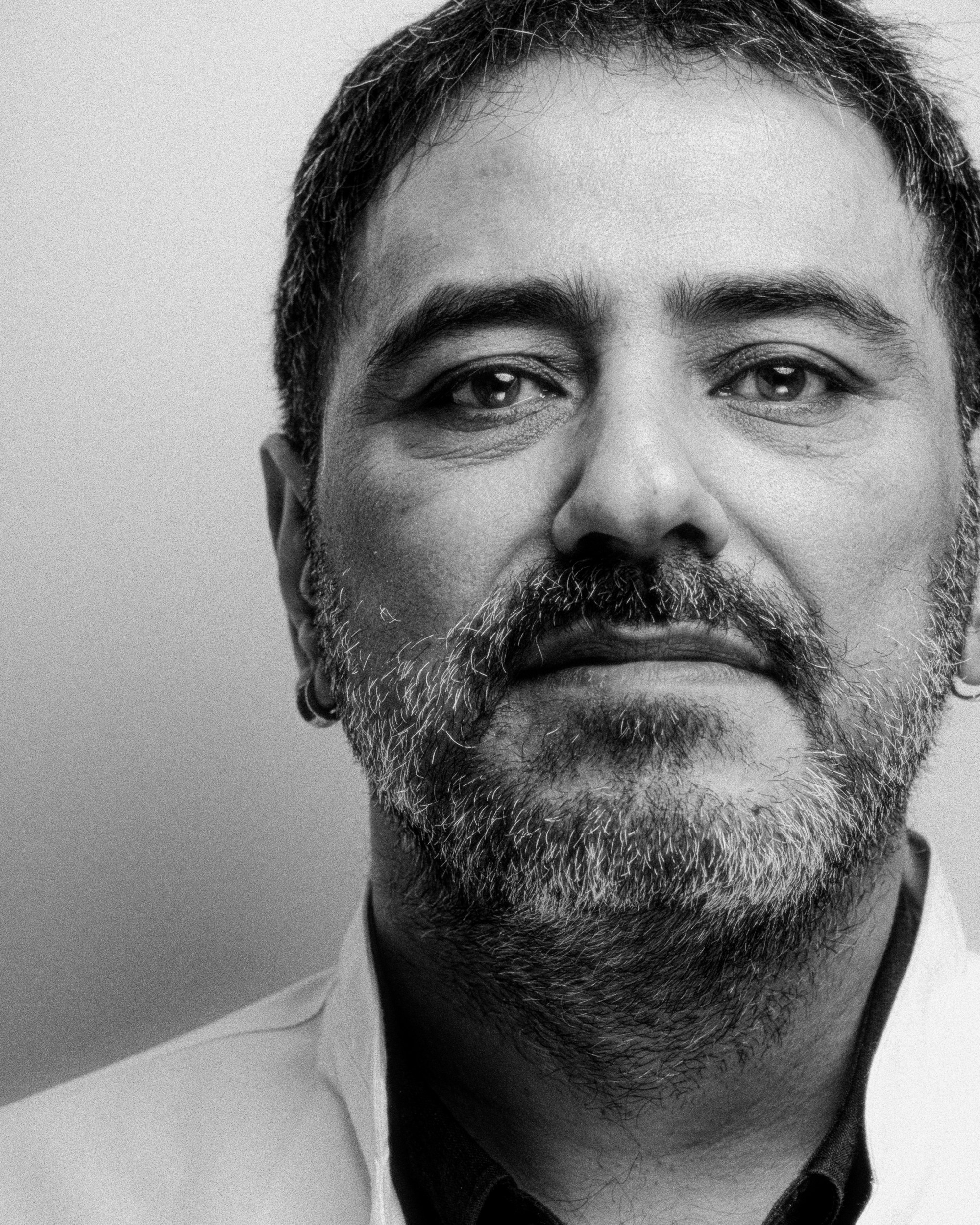 Чёрно-белый портрет мужчины с прямым взглядом — классическая студийная портретная съёмка с акцентом на характер в Астане