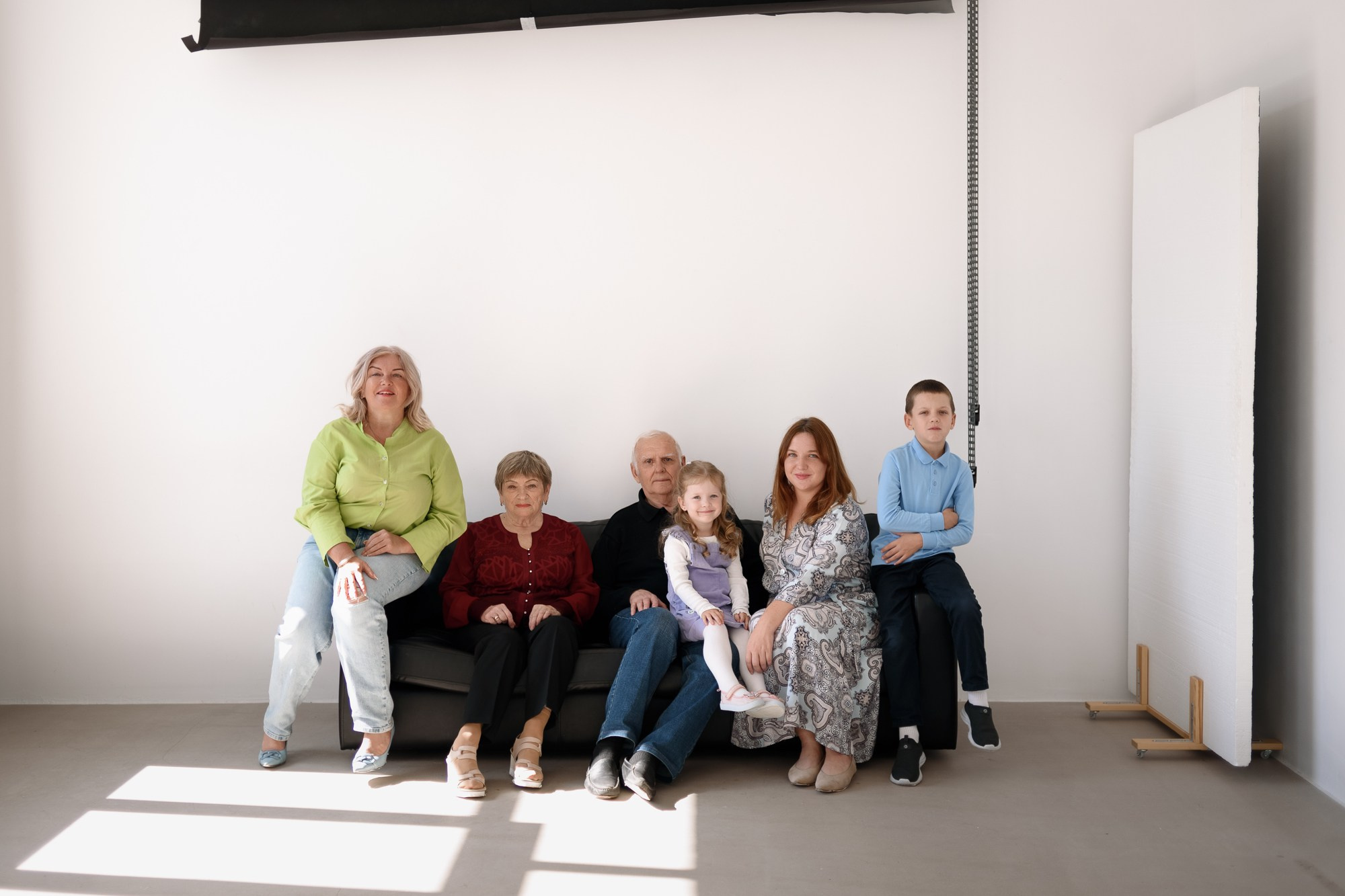 Классическая семейная фотосессия на циклораме в Тюмени. Портретный фотограф Тюмень Дарья Мустафина