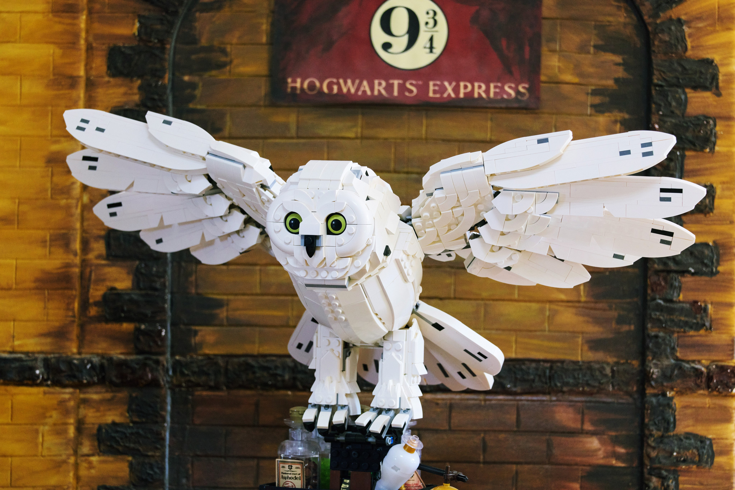 Бела птица из LEGO, сделанная по мотивам совы из Хогвартса, фотография крупным планом
