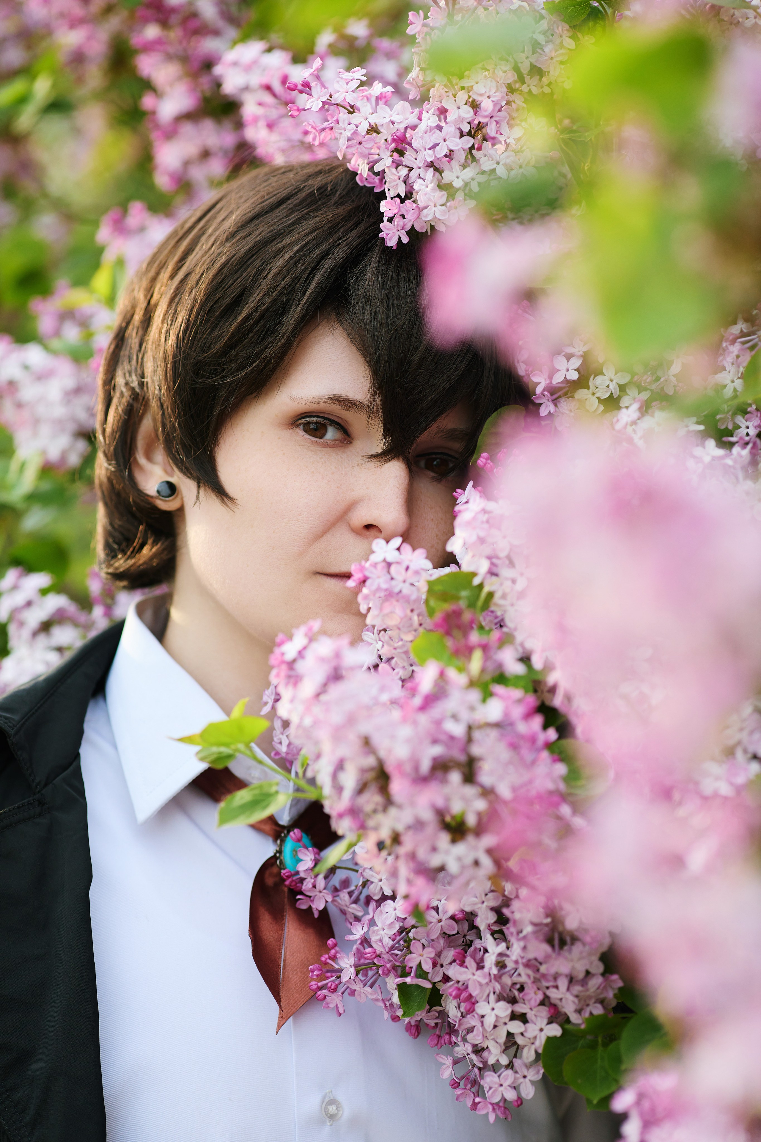 Девушка в образе Дазая позирует среди весенних цветов в Находке