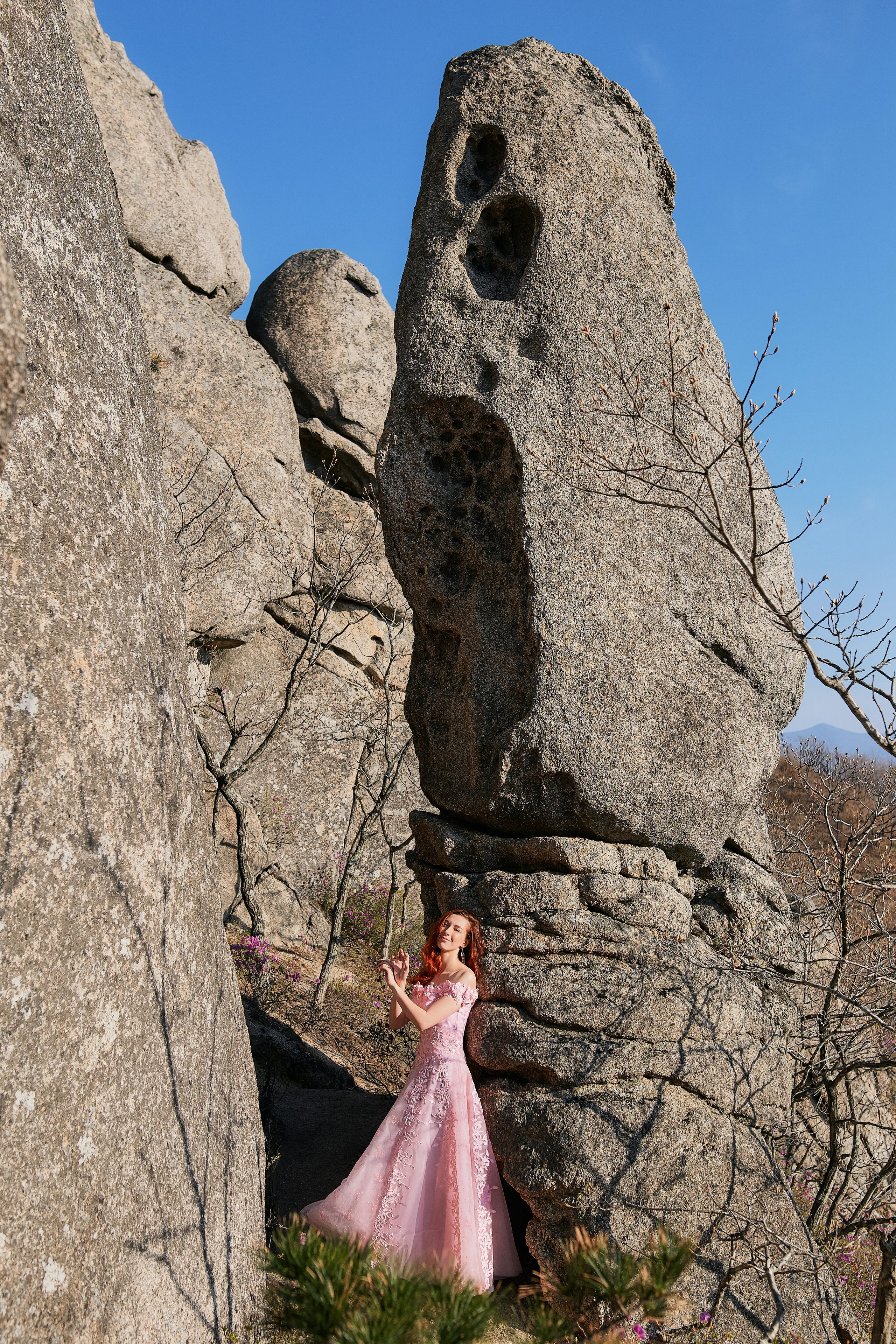 Стильная фэнтези фотосъёмка на фоне причудливых скал в Долине Атлантов