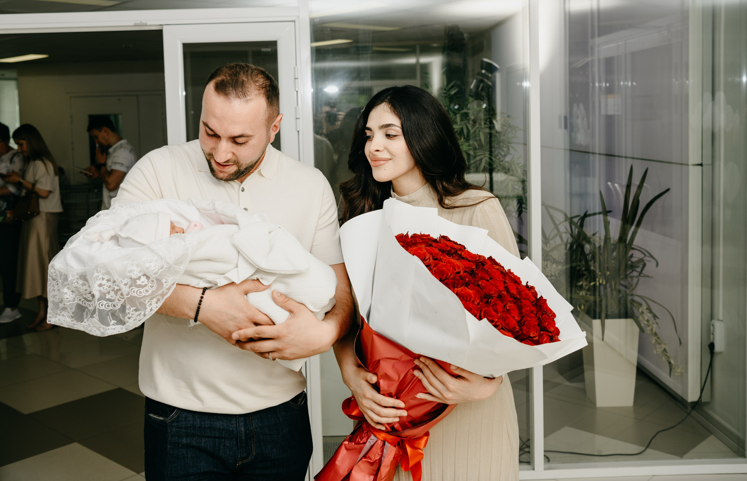 Выписка Амелии в ФГБУ Кулакова. Фотограф на выписку из роддома в Москве и МО