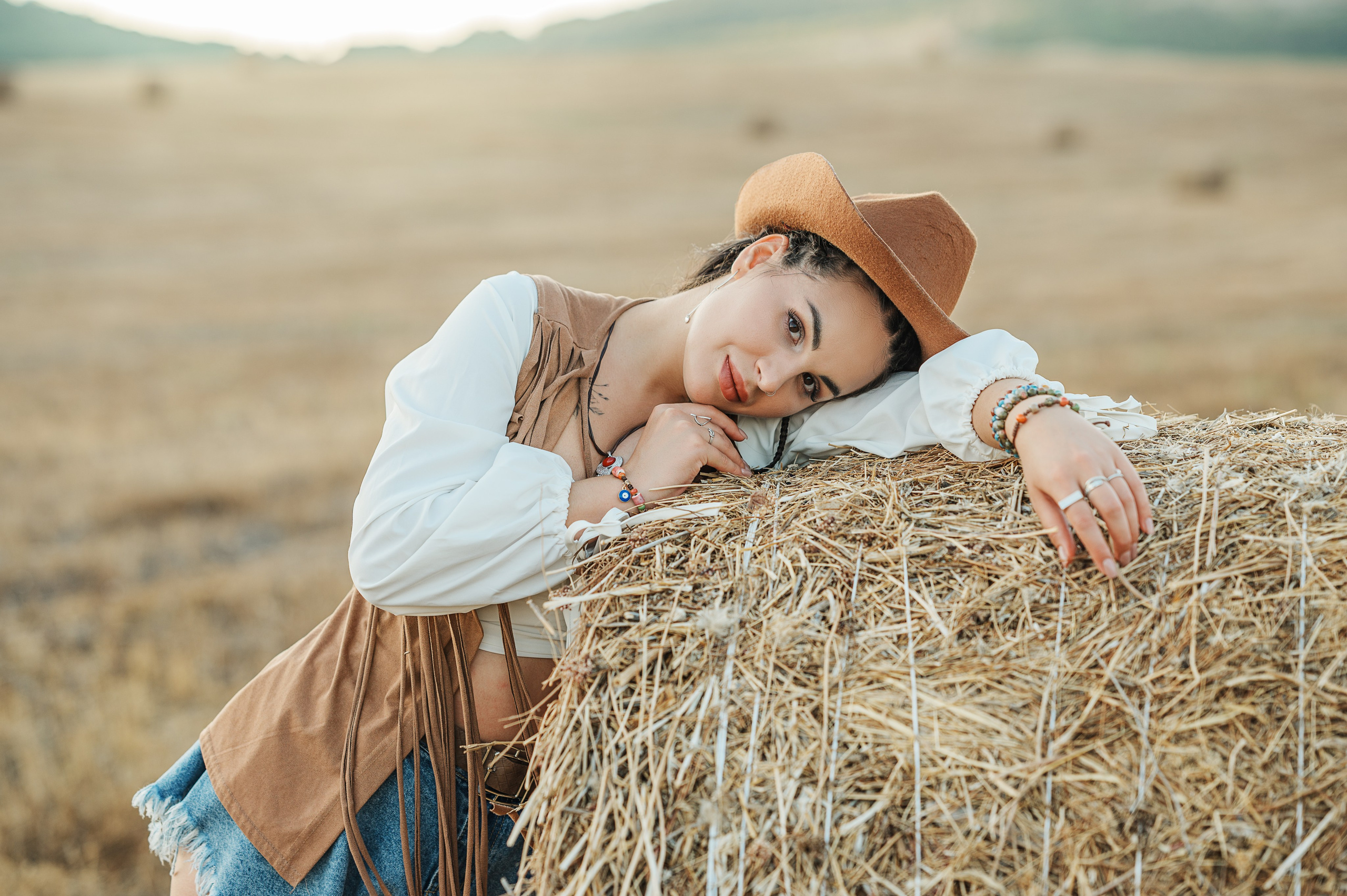 Фотосессия в стиле кантри на закате в стогах сена. Идеи для фотосессии в Крыму. Фотограф в Симферополе и по Крыму Ольга Топоривская. Лучшие места для фотосессий в Крыму.
