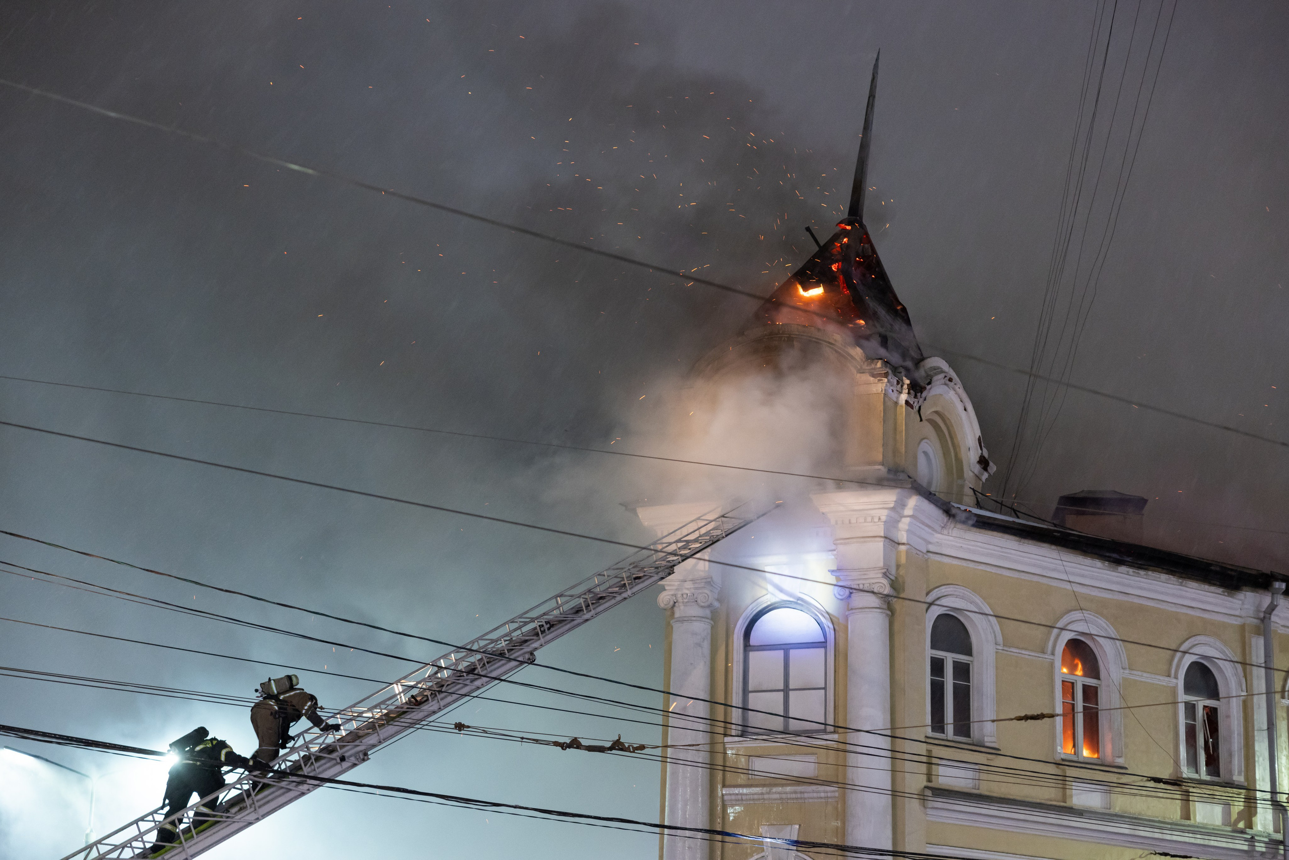 Пожар на ул. Советская 15 (13 января 2025). Репортажный фотограф Алексей Пирязев