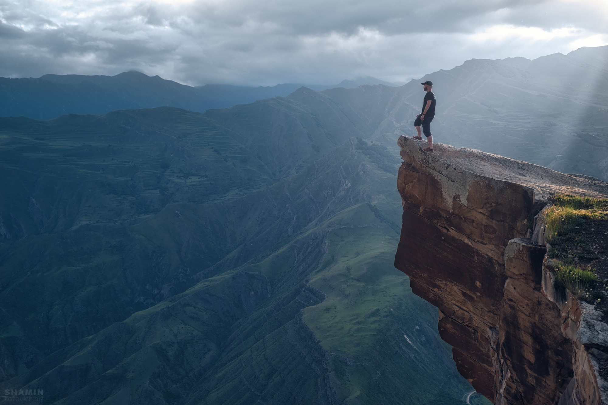 Фотографии горного Дагестана: величественные каньоны, изумрудные реки, древние башни и террасные склоны. Природа и архитектура республики в мягком свете рассветов и закатов, снятые с дрона и земли, передающие дух и масштаб Кавказа. Фотограф Константин Шамин