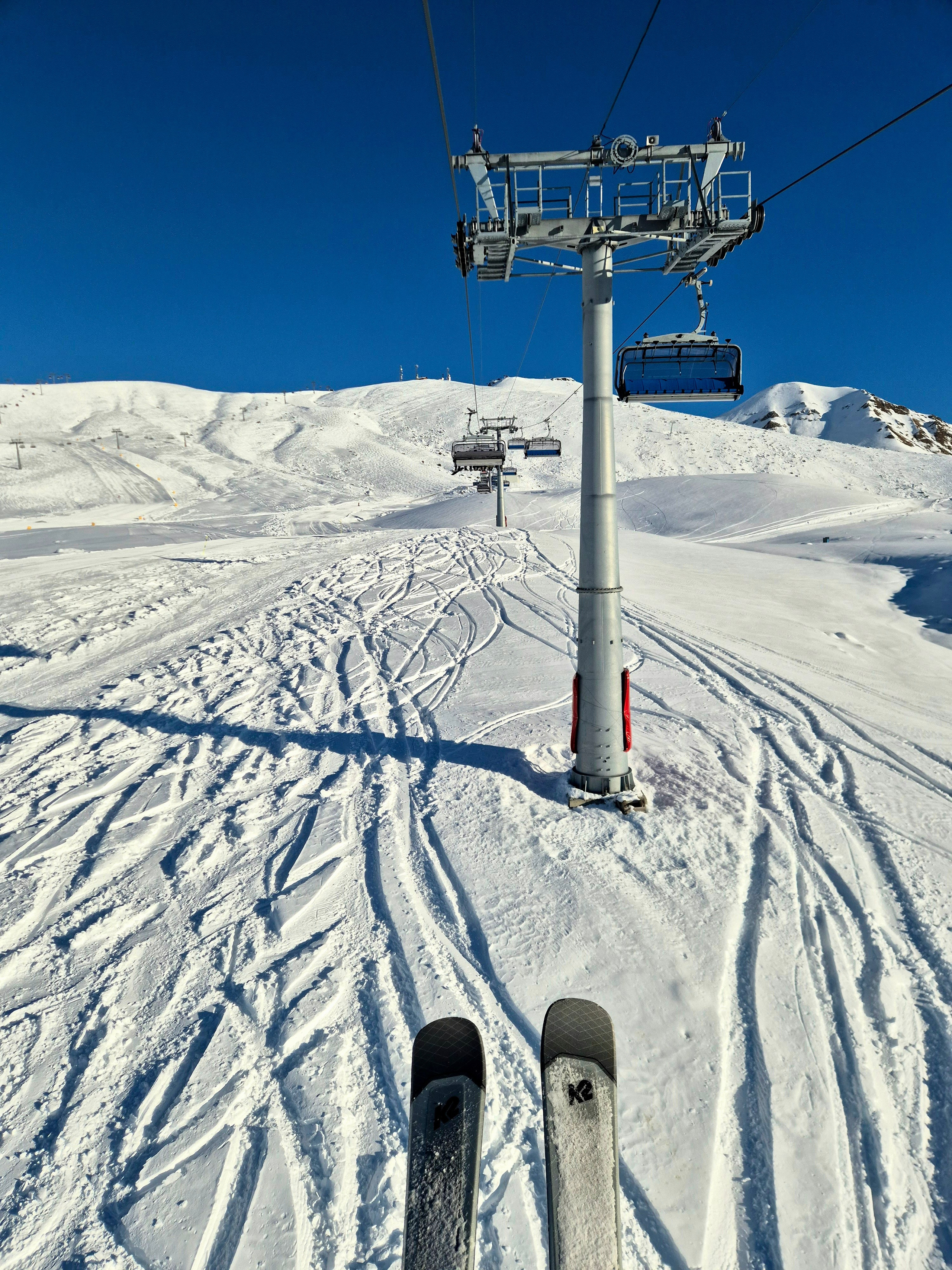 На подъемниках больше 10 мин не стояли ни разу. Видео с толпами в Сочи смотрели на подъемниках