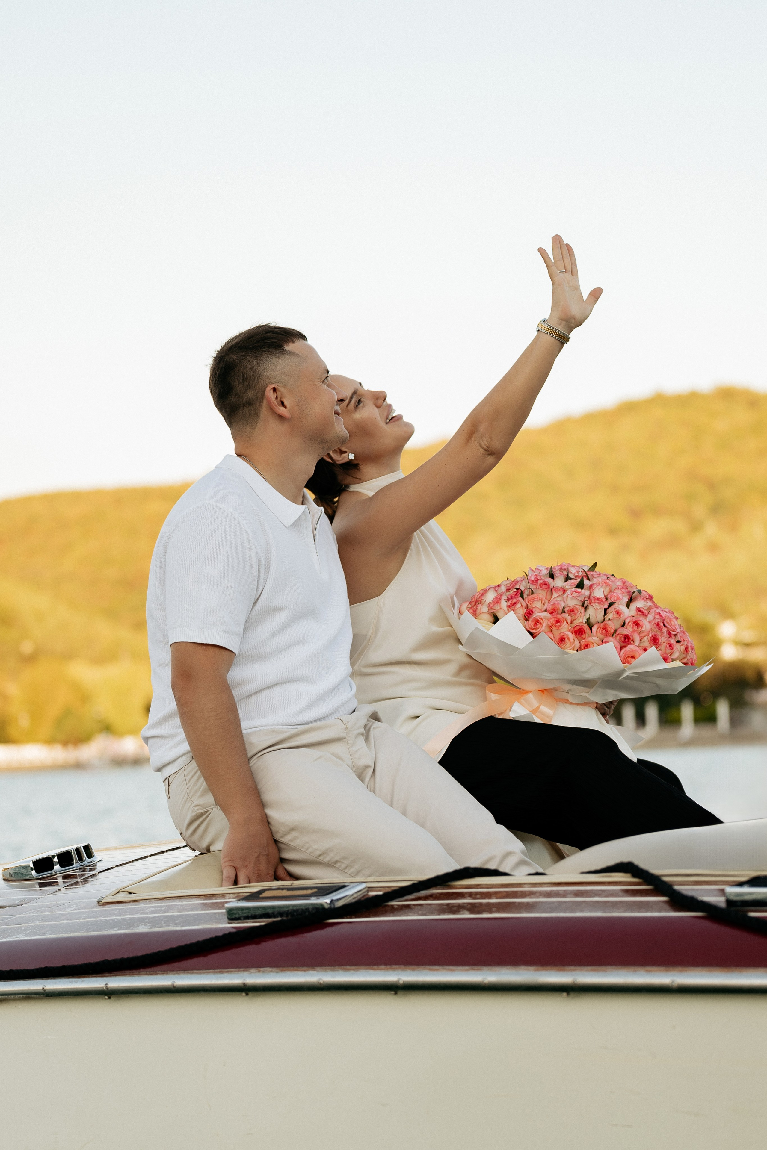 Первые минуты после «Да»: невеста изучает кольцо. Фотограф в Абрау-Дюрсо поймал интимный момент, когда девушка, все еще находясь под впечатлением, вглядывается в детали своего нового кольца. Ее палец нежно касается губ, выражая всю гамму переполняющих ее чувств.