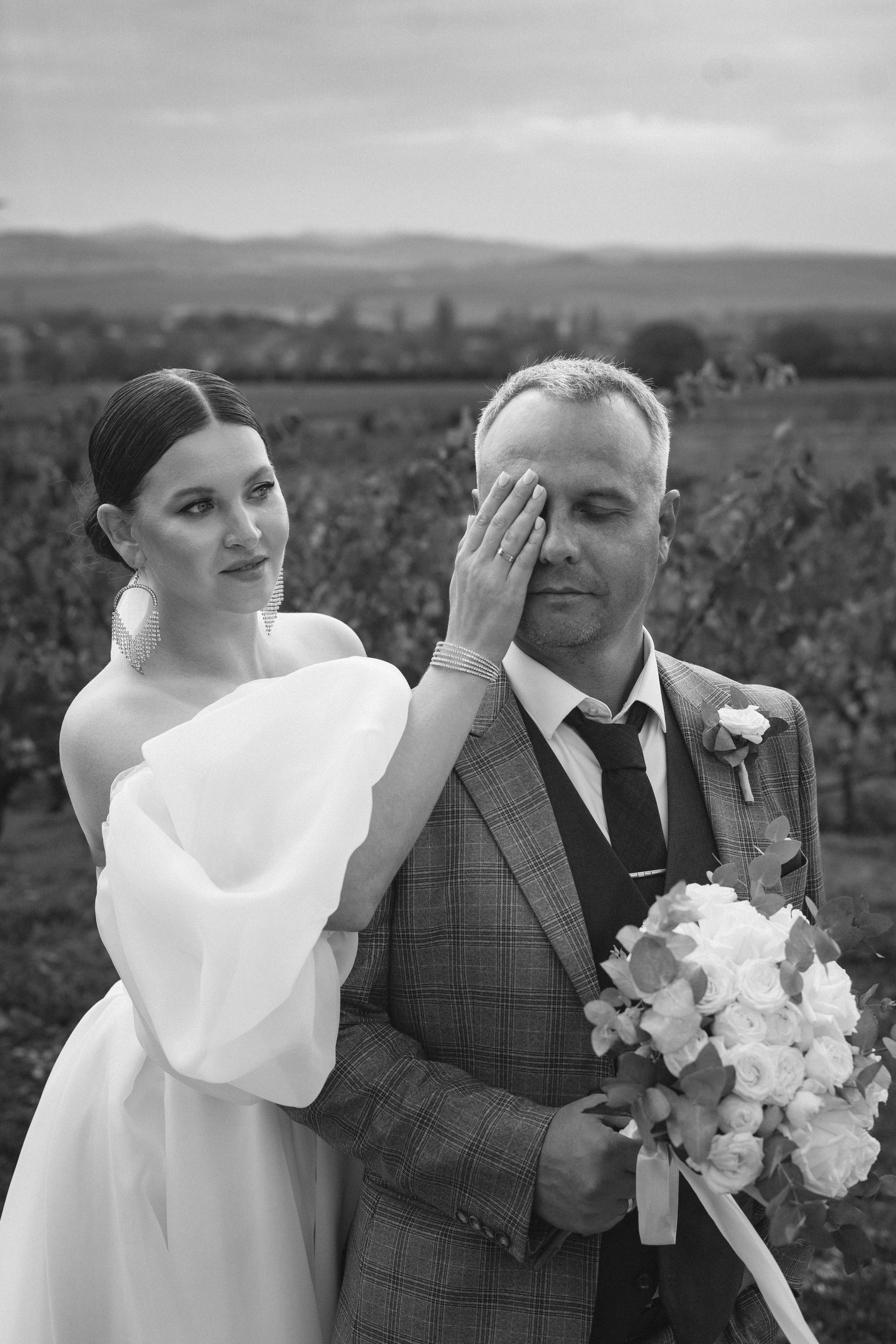 Черно-белая фотография, жених и невеста в романтических позах на фоне природы Анапы, локация усадьба "Семигорье"