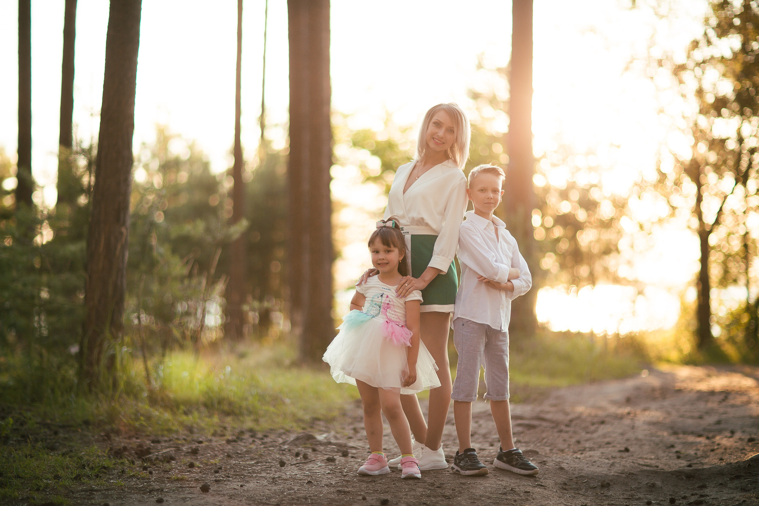 Ирина с детьми, фотосессия на закате. Фотограф Десногорск Михаил Давыдов Акварель