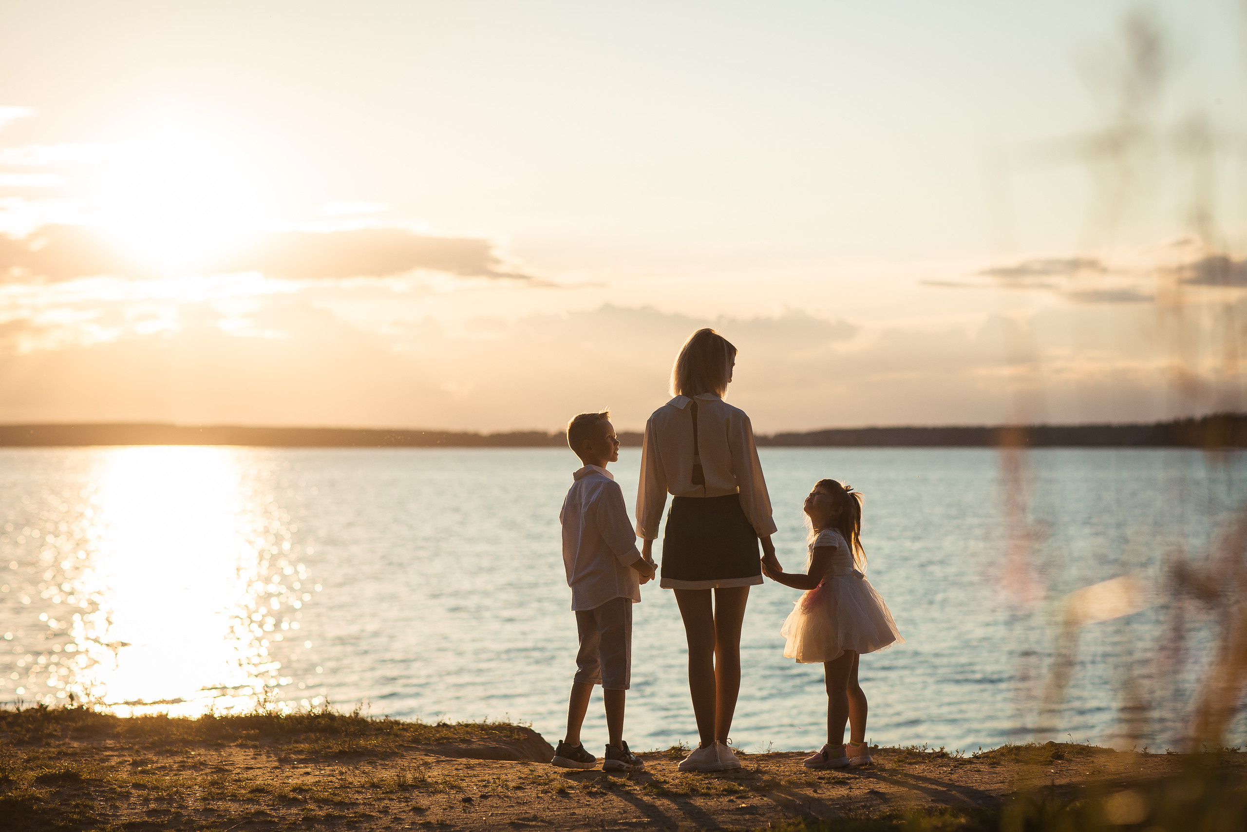 Ирина с детьми, фотосессия на закате. Фотограф Десногорск Михаил Давыдов Акварель