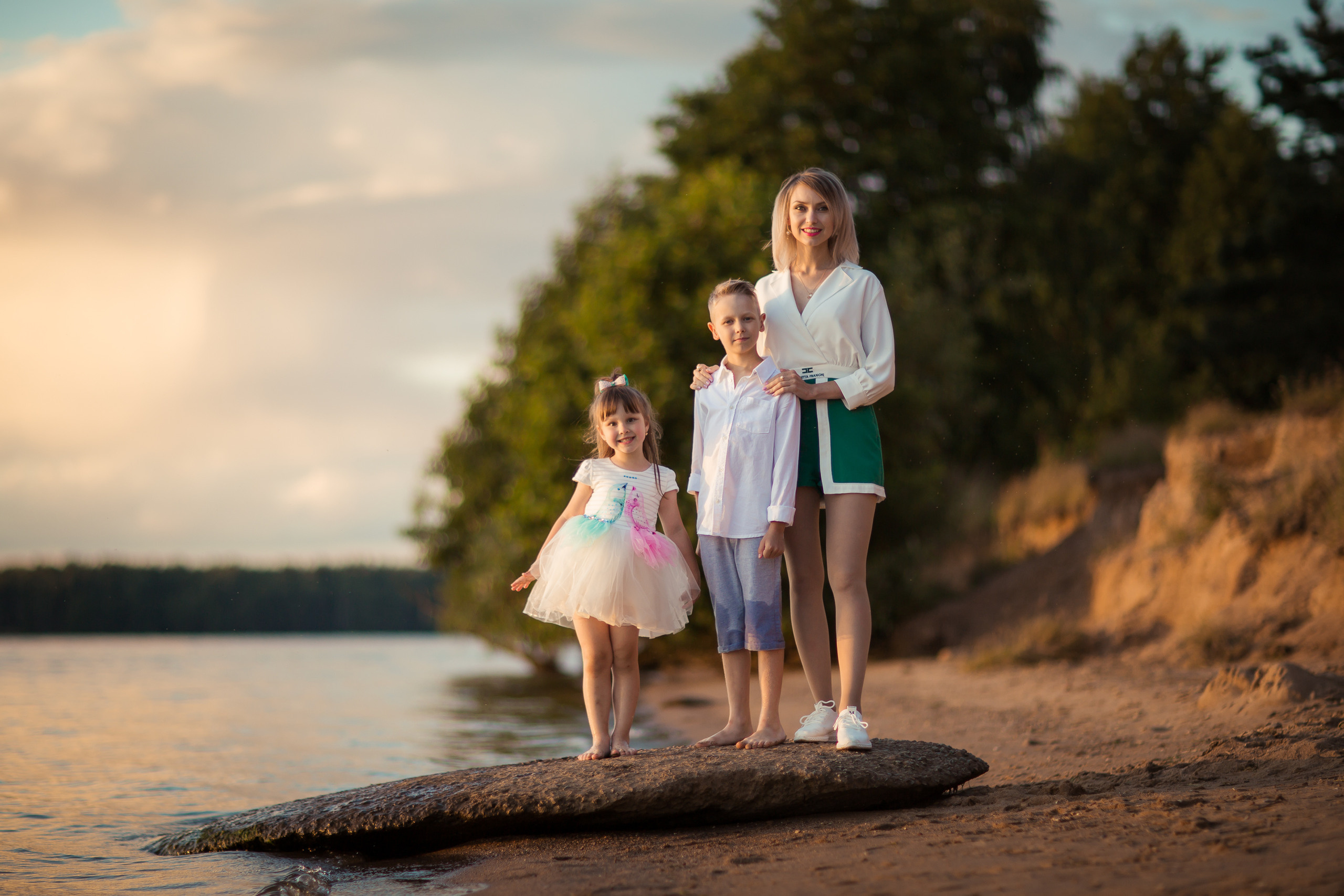 Ирина с детьми, фотосессия на закате. Фотограф Десногорск Михаил Давыдов Акварель