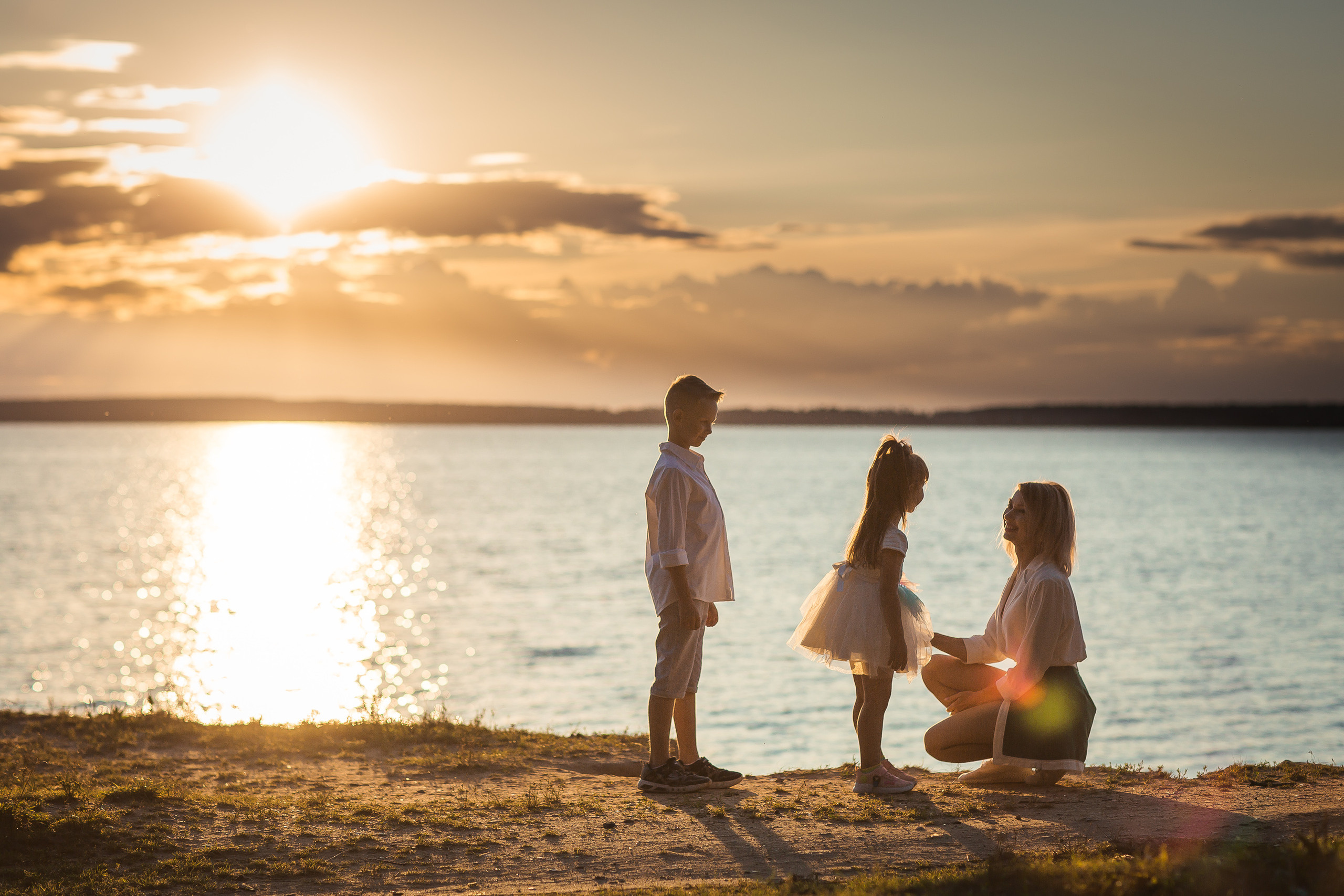 Ирина с детьми, фотосессия на закате. Фотограф Десногорск Михаил Давыдов Акварель