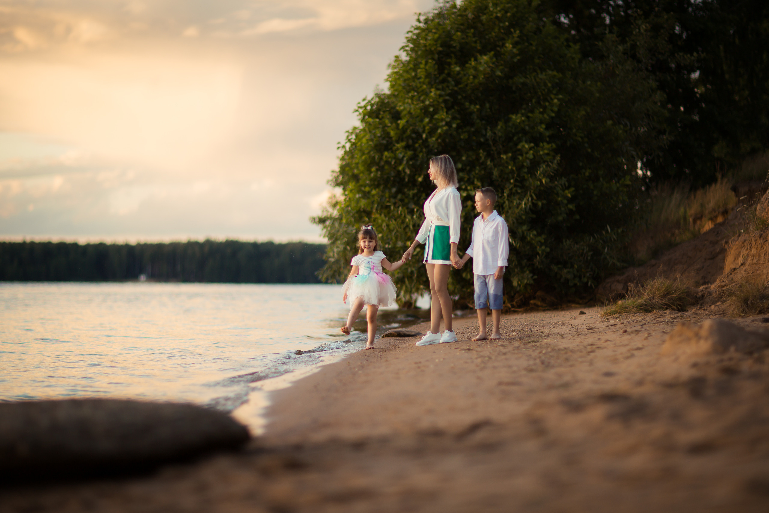 Ирина с детьми, фотосессия на закате. Фотограф Десногорск Михаил Давыдов Акварель